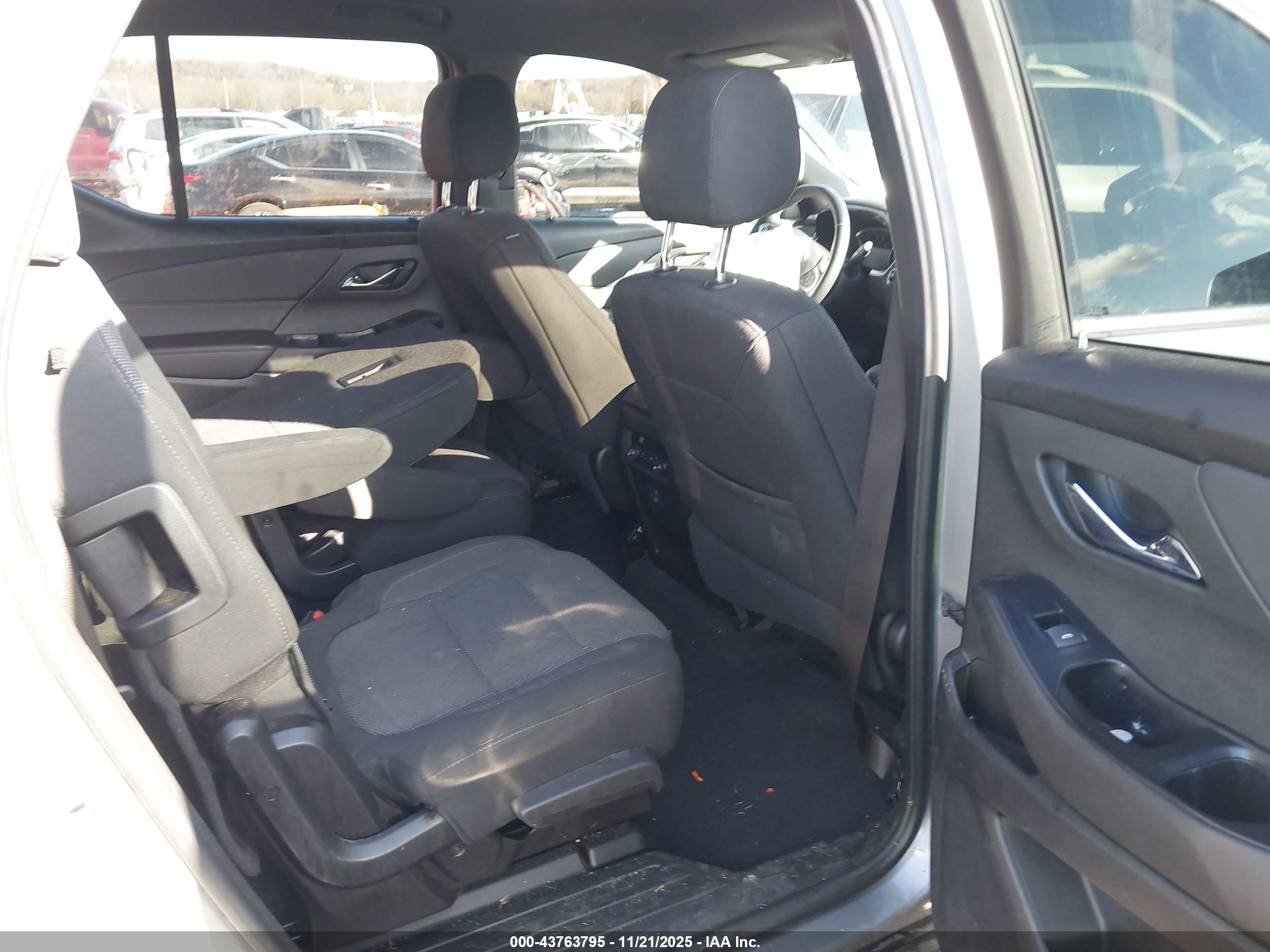 CHEVROLET TRAVERSE image 8