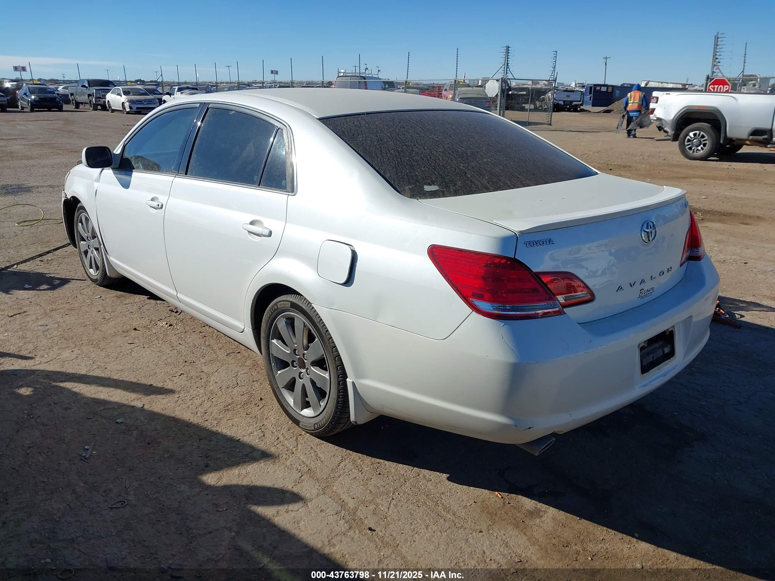 TOYOTA AVALON image 3