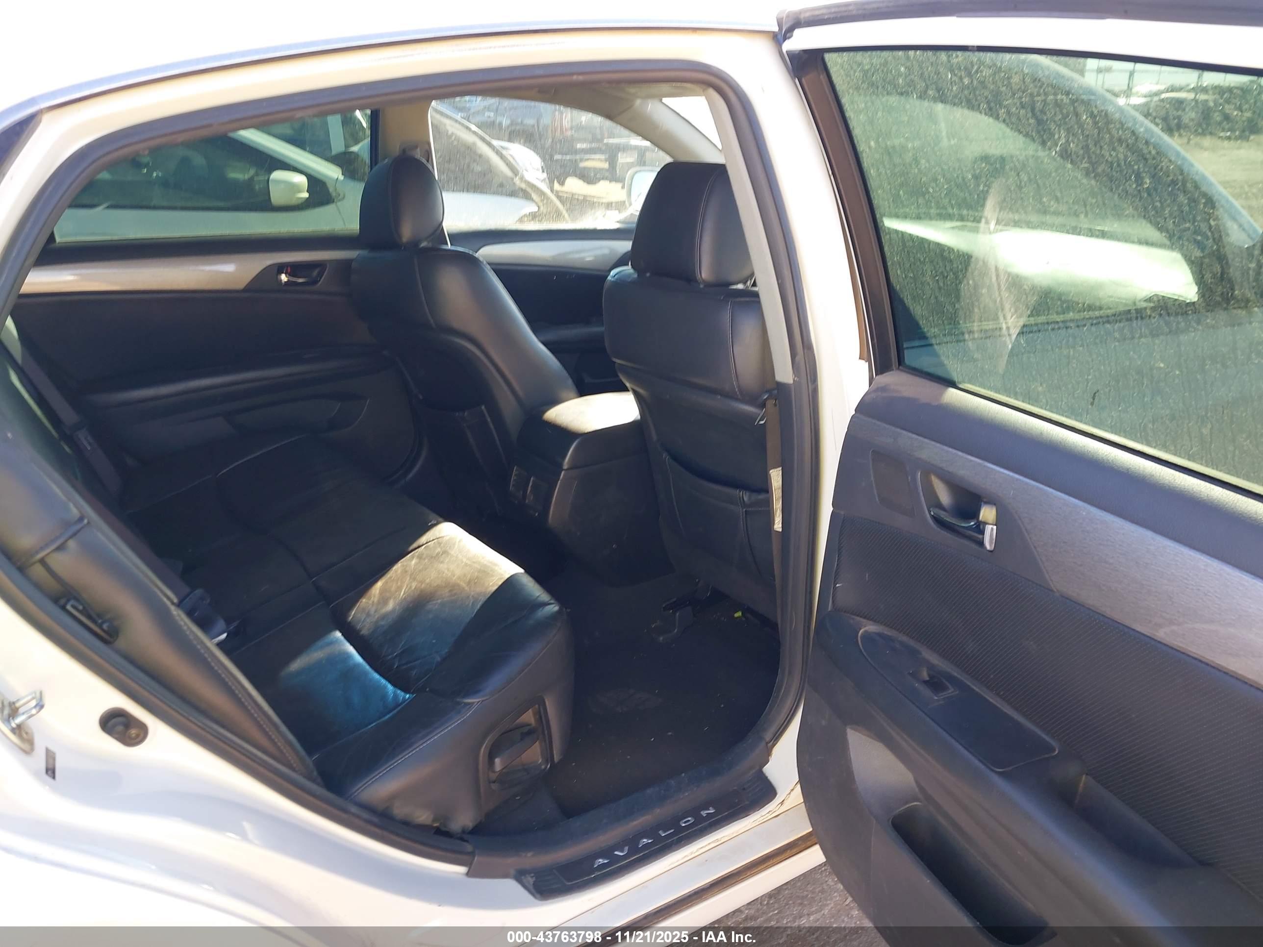 TOYOTA AVALON image 8