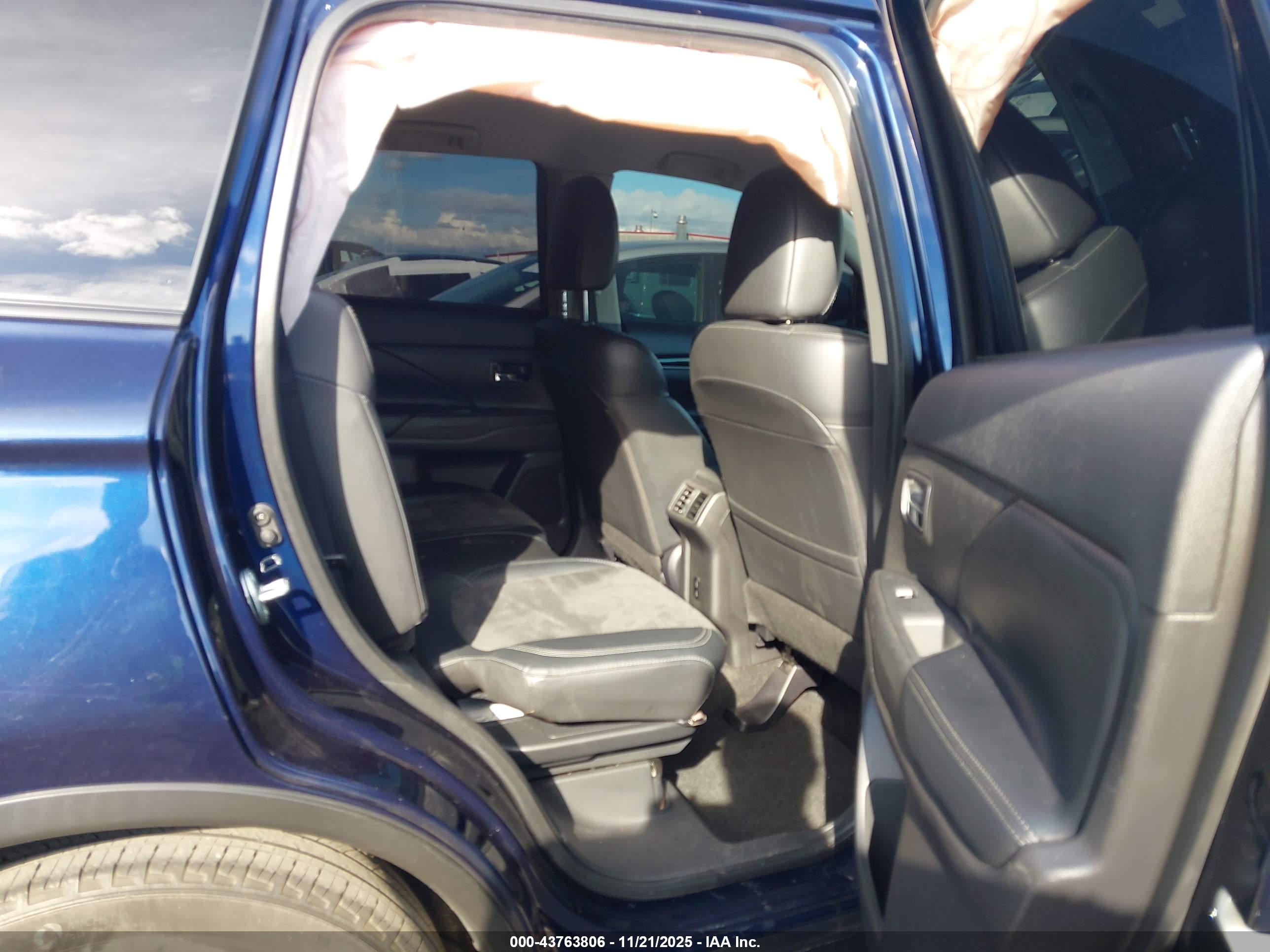 MITSUBISHI OUTLANDER image 8