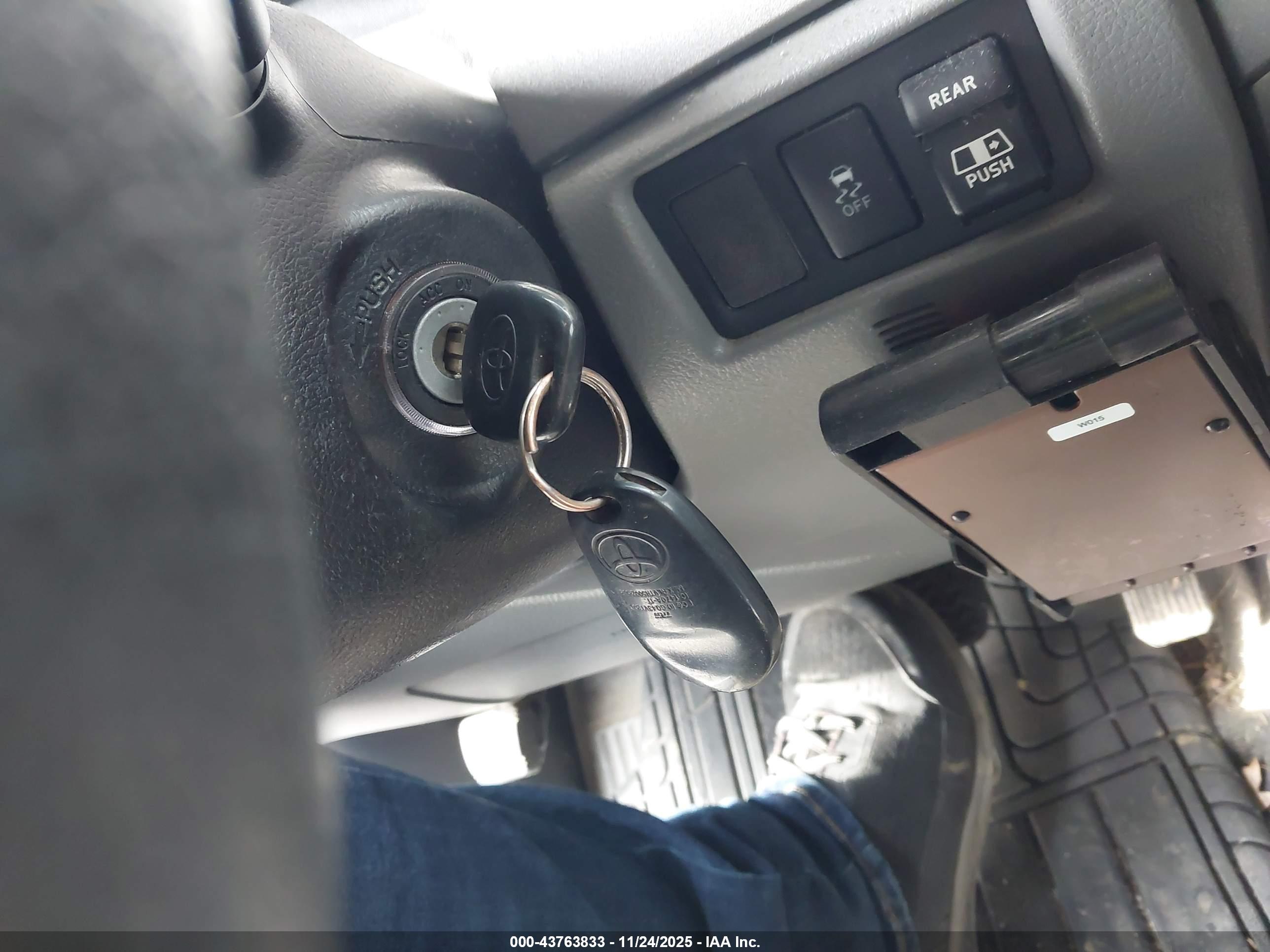 TOYOTA TUNDRA image 11