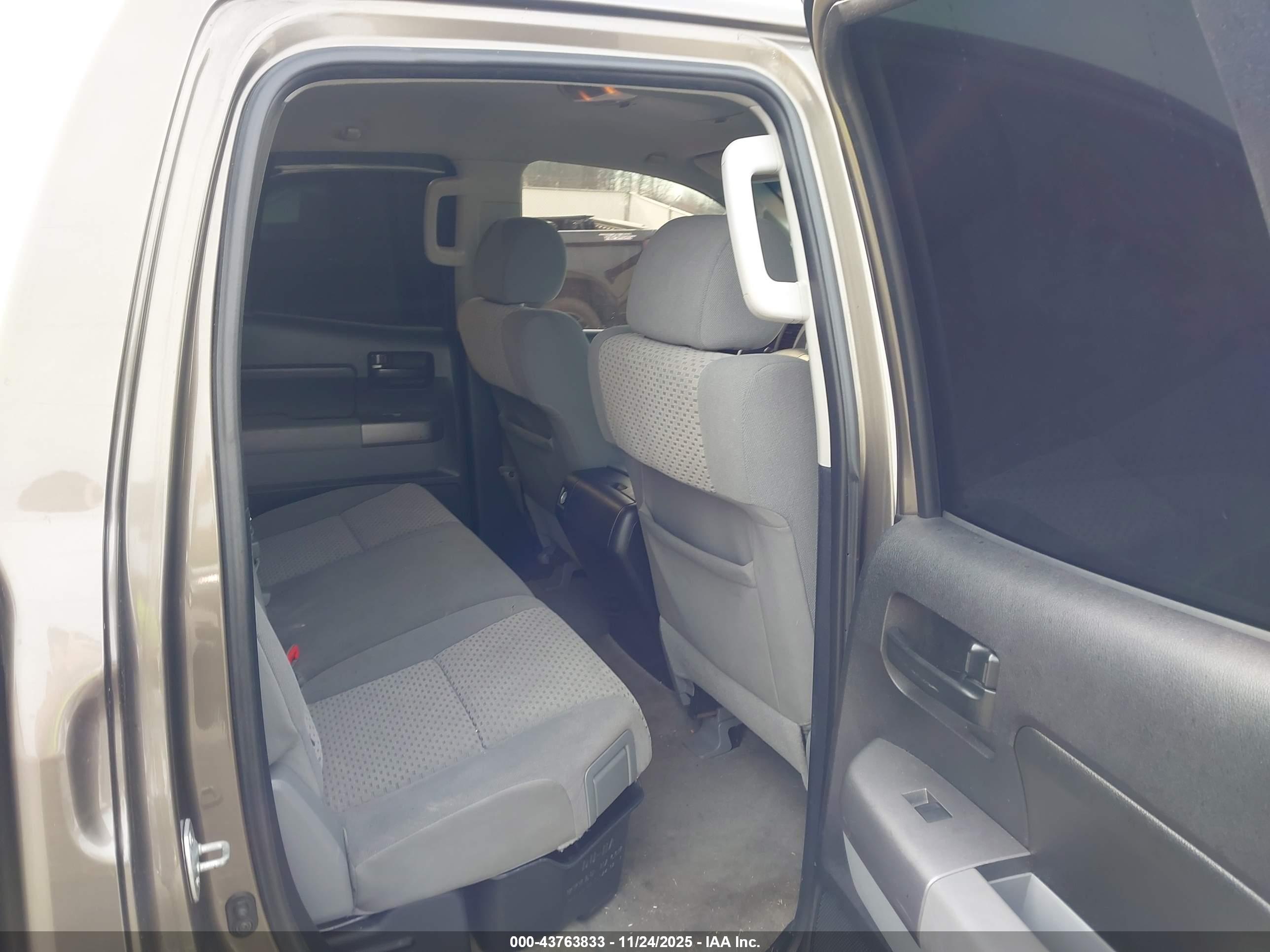 TOYOTA TUNDRA image 8