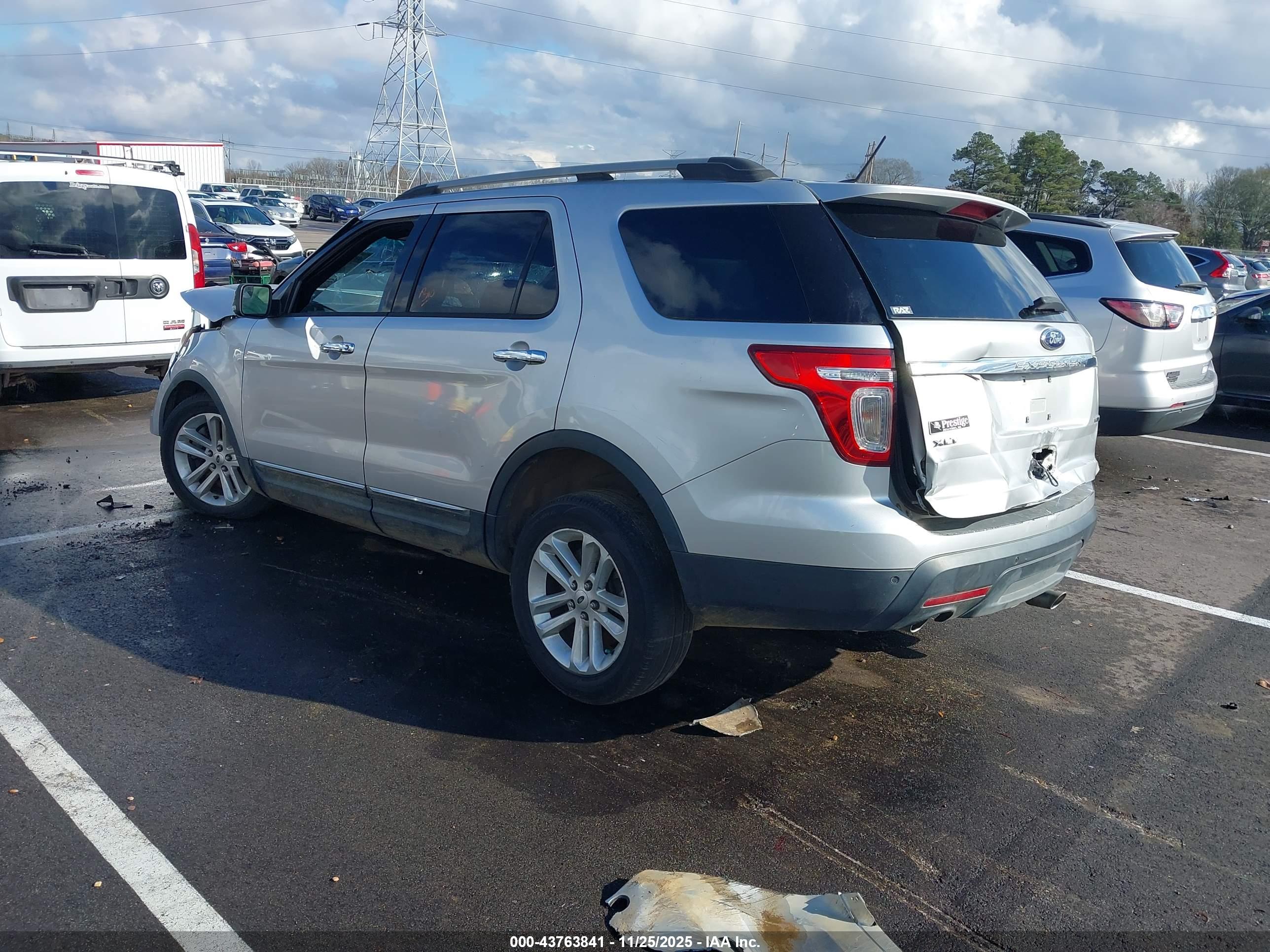 FORD EXPLORER image 3