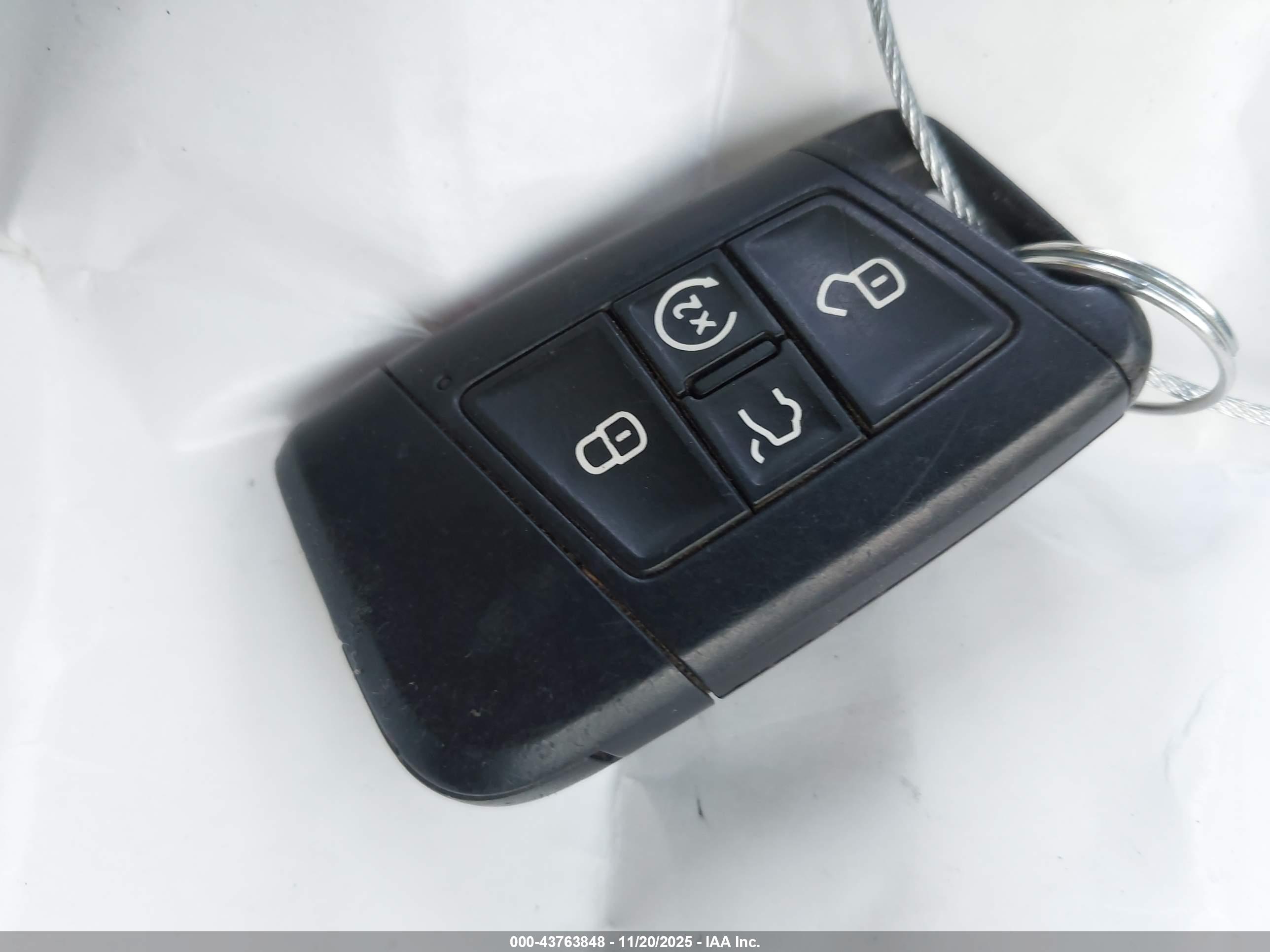 VOLKSWAGEN TAOS image 11