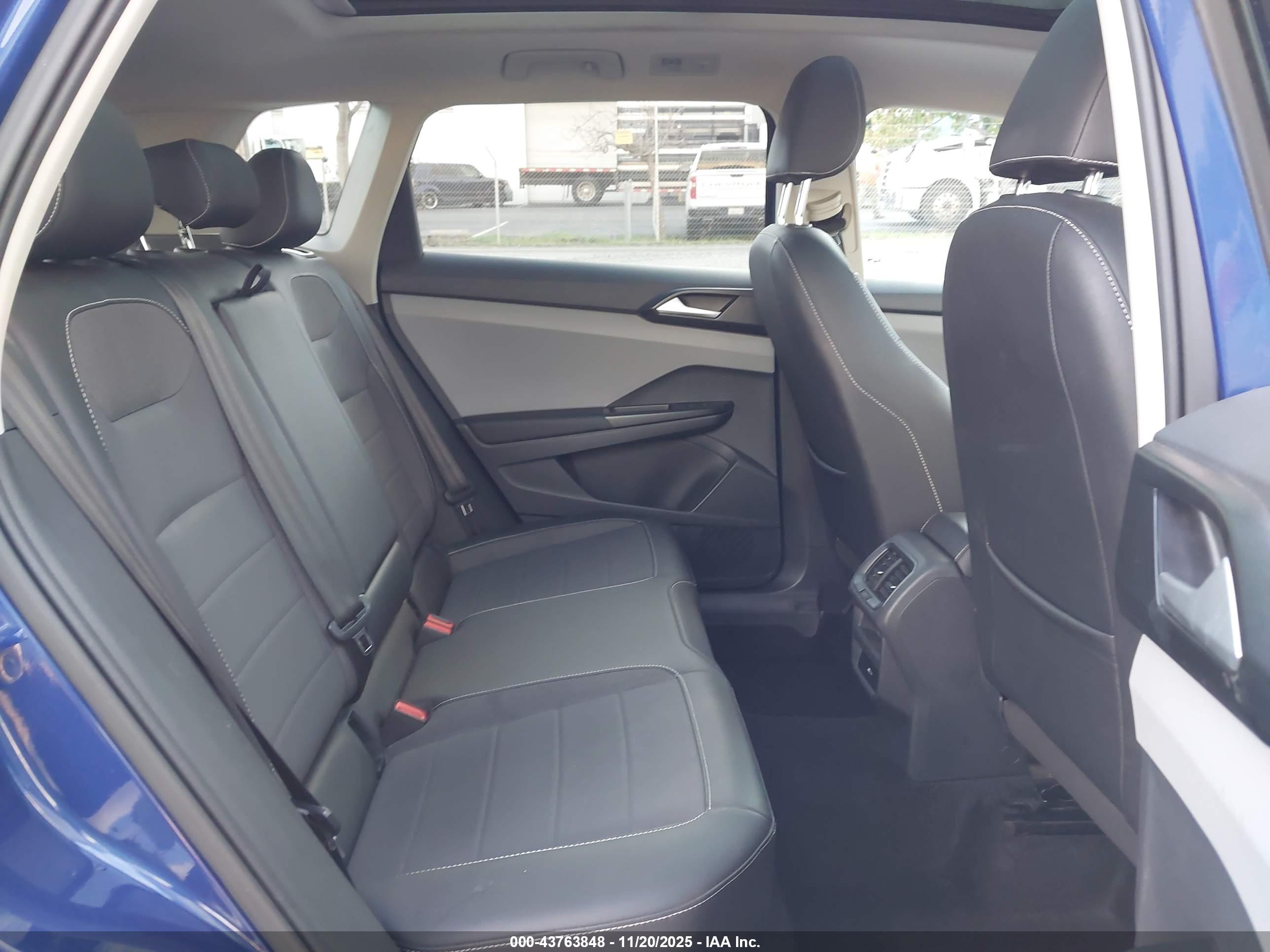VOLKSWAGEN TAOS image 8