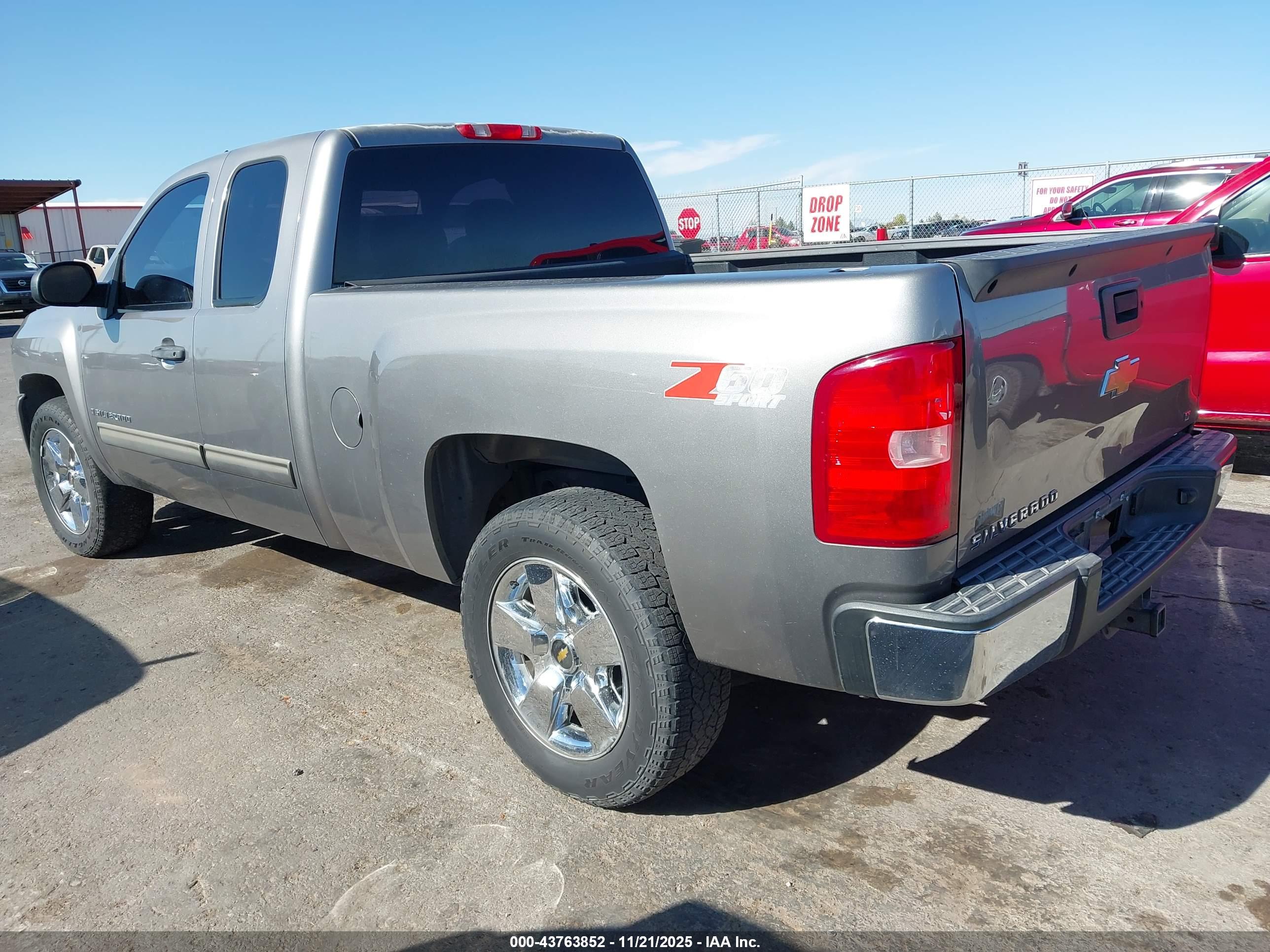 CHEVROLET SILVERADO image 3
