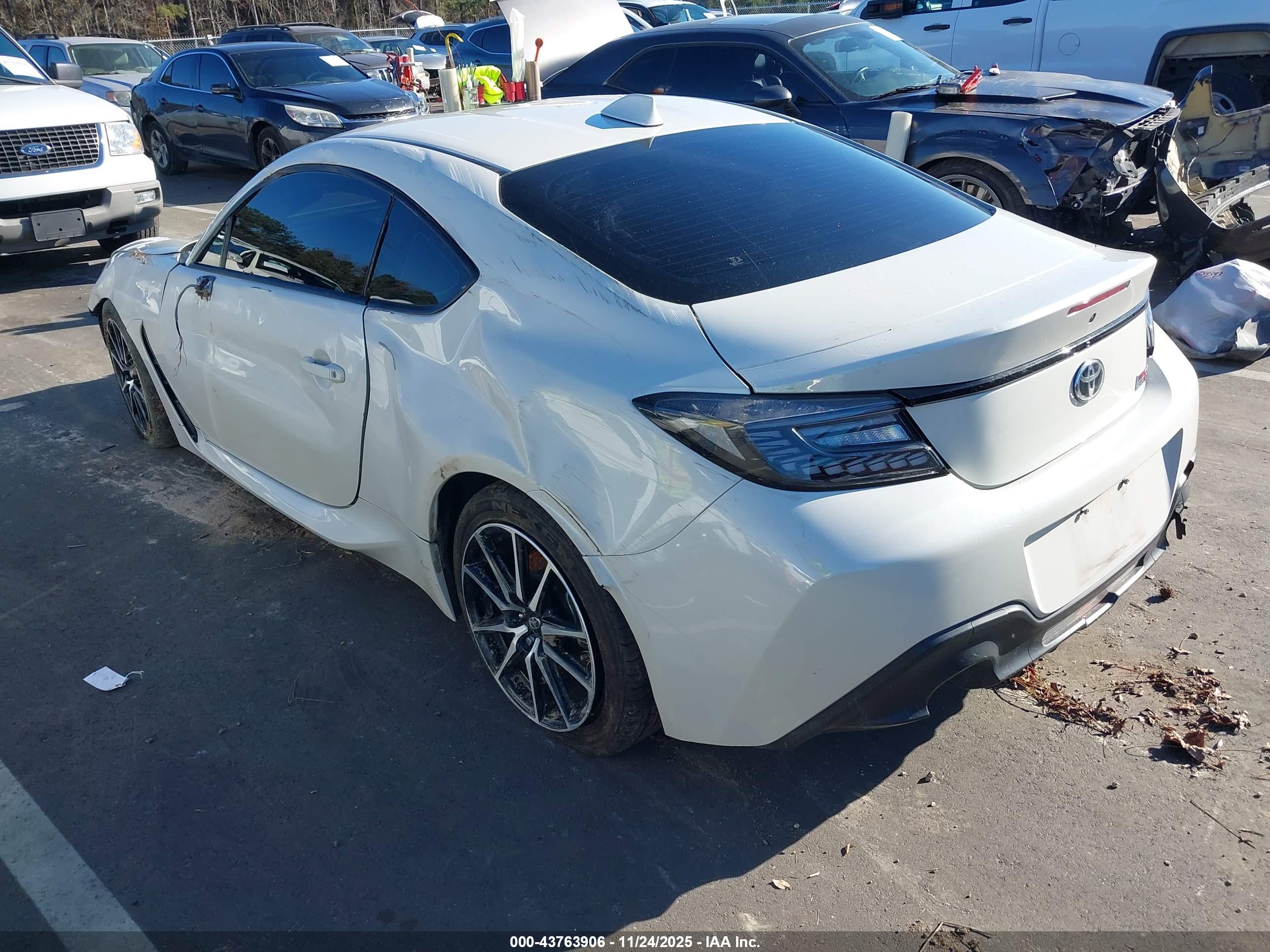 TOYOTA GR86 image 3