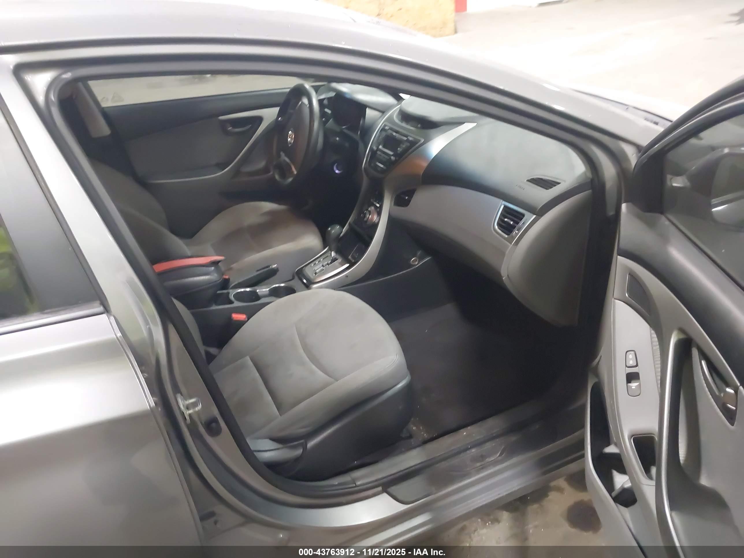 HYUNDAI ELANTRA image 5