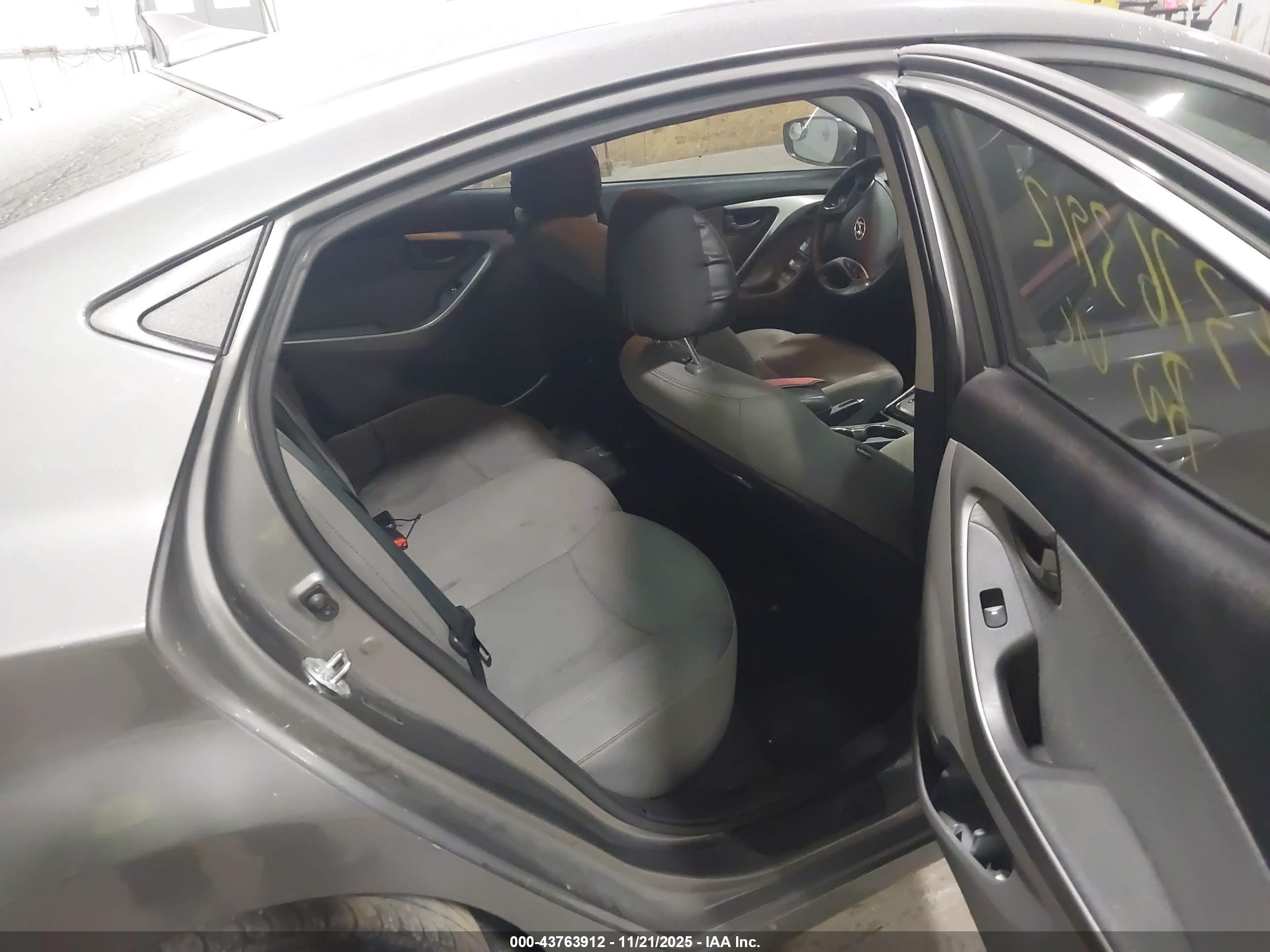 HYUNDAI ELANTRA image 8