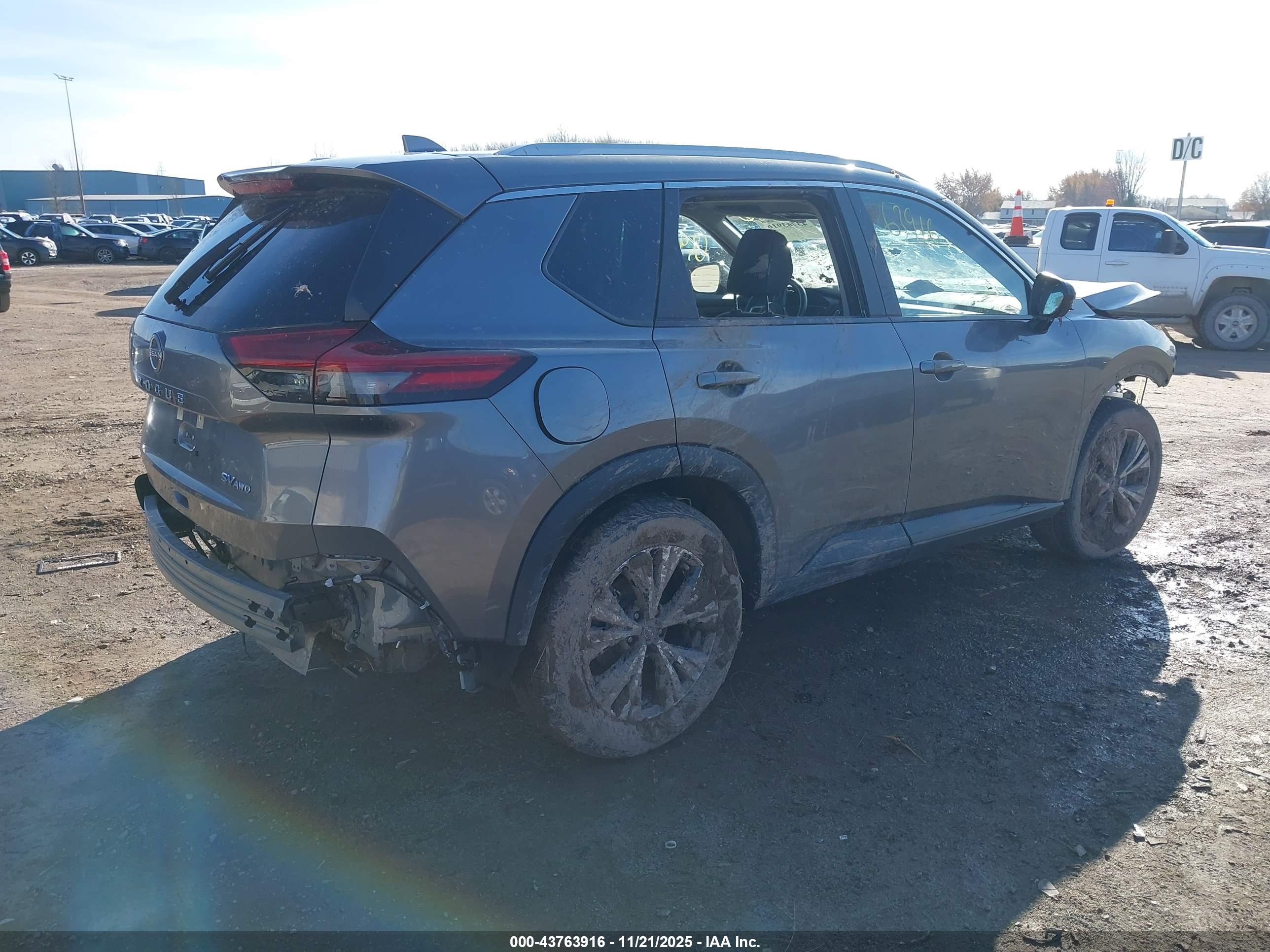 NISSAN ROGUE image 4