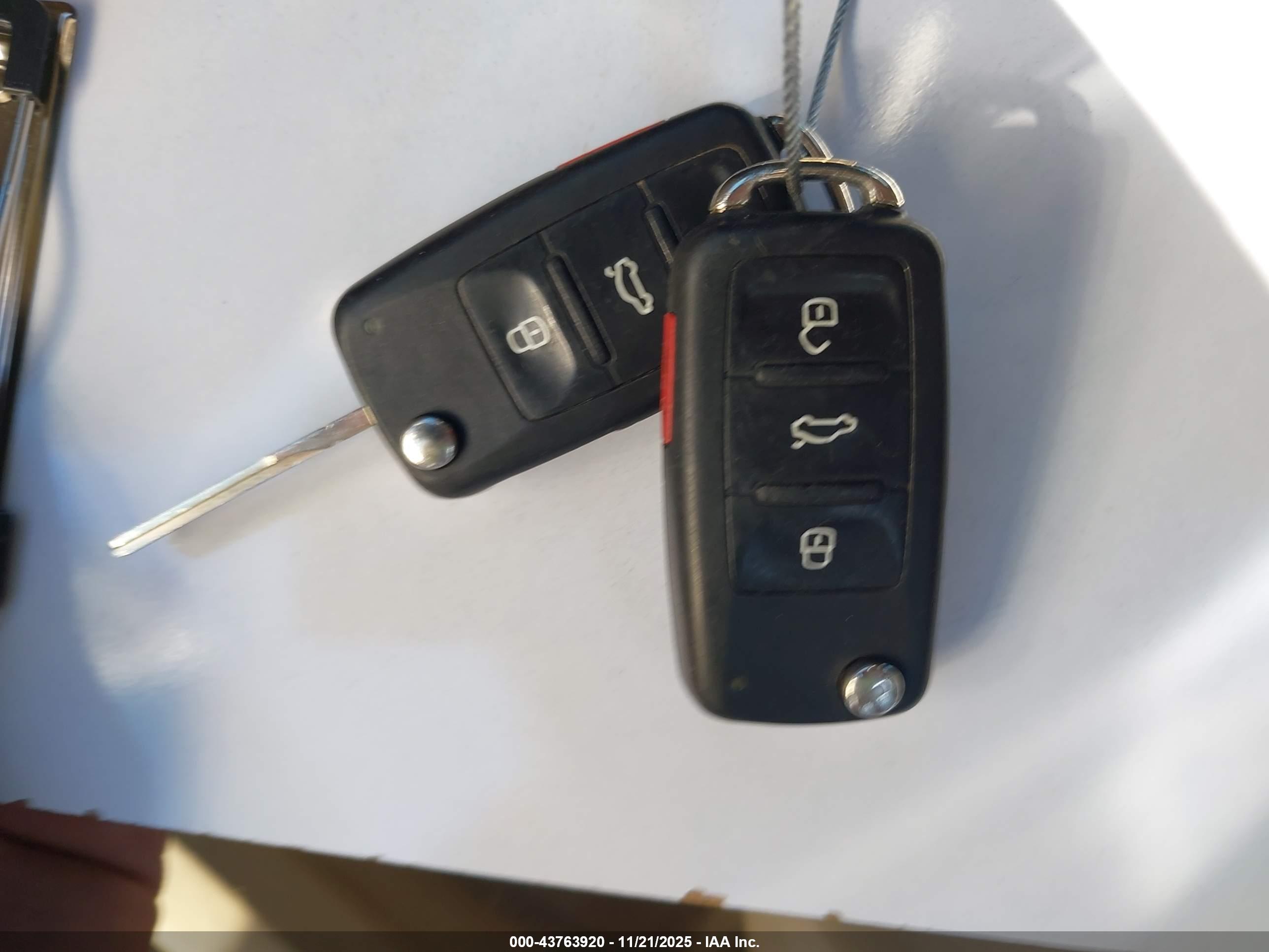 VOLKSWAGEN BEETLE image 11