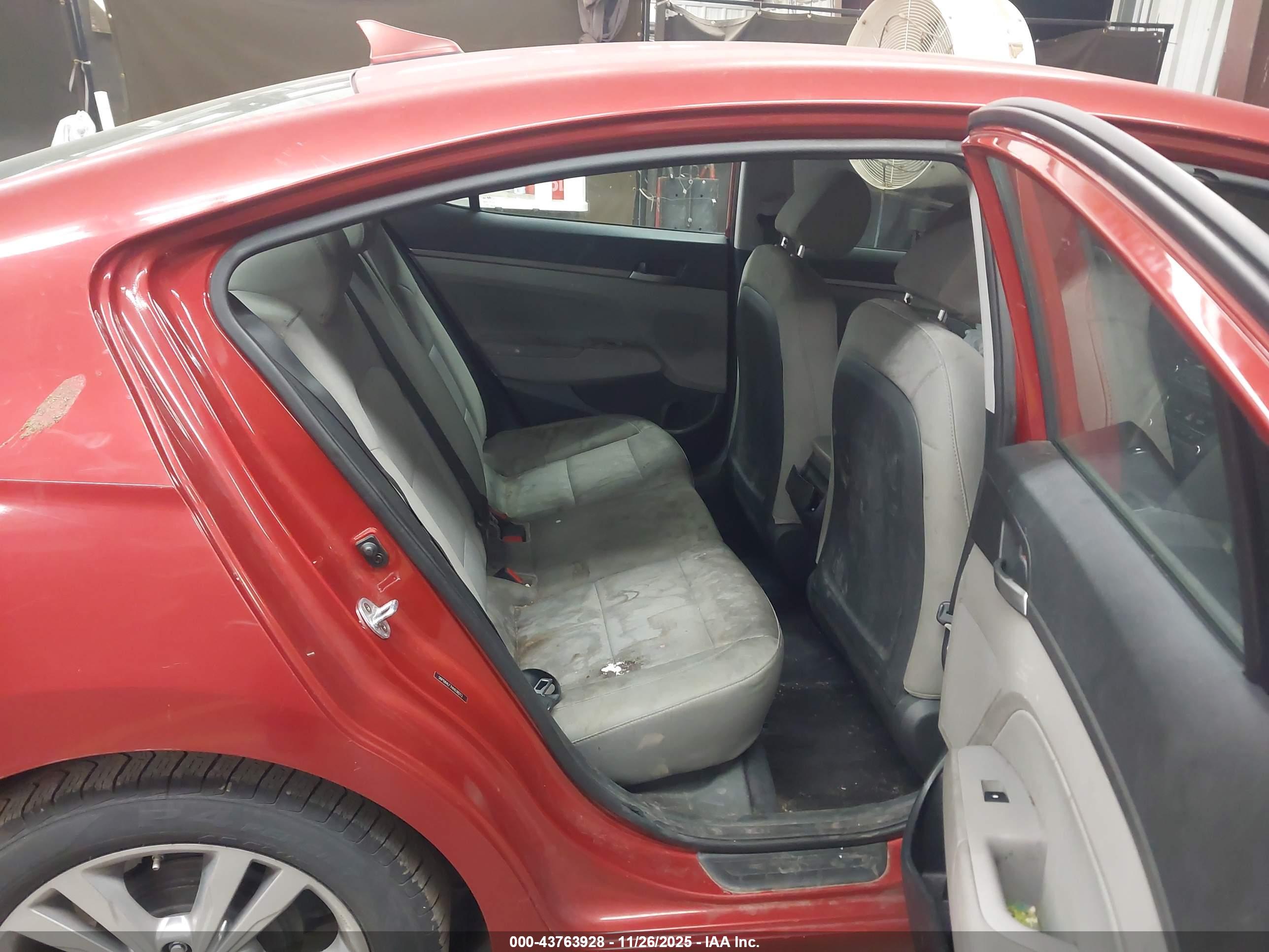 HYUNDAI ELANTRA image 8