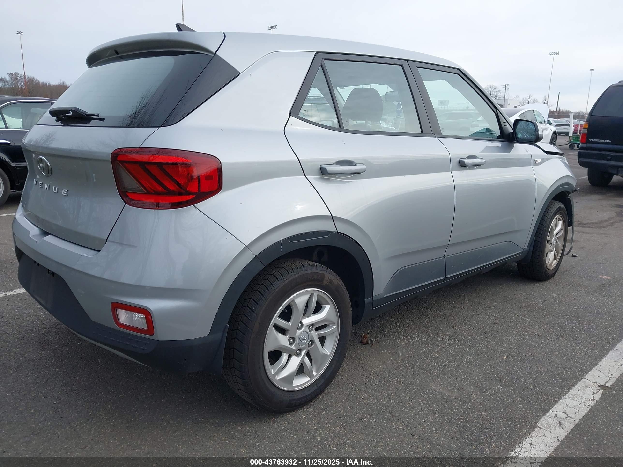 HYUNDAI VENUE image 4