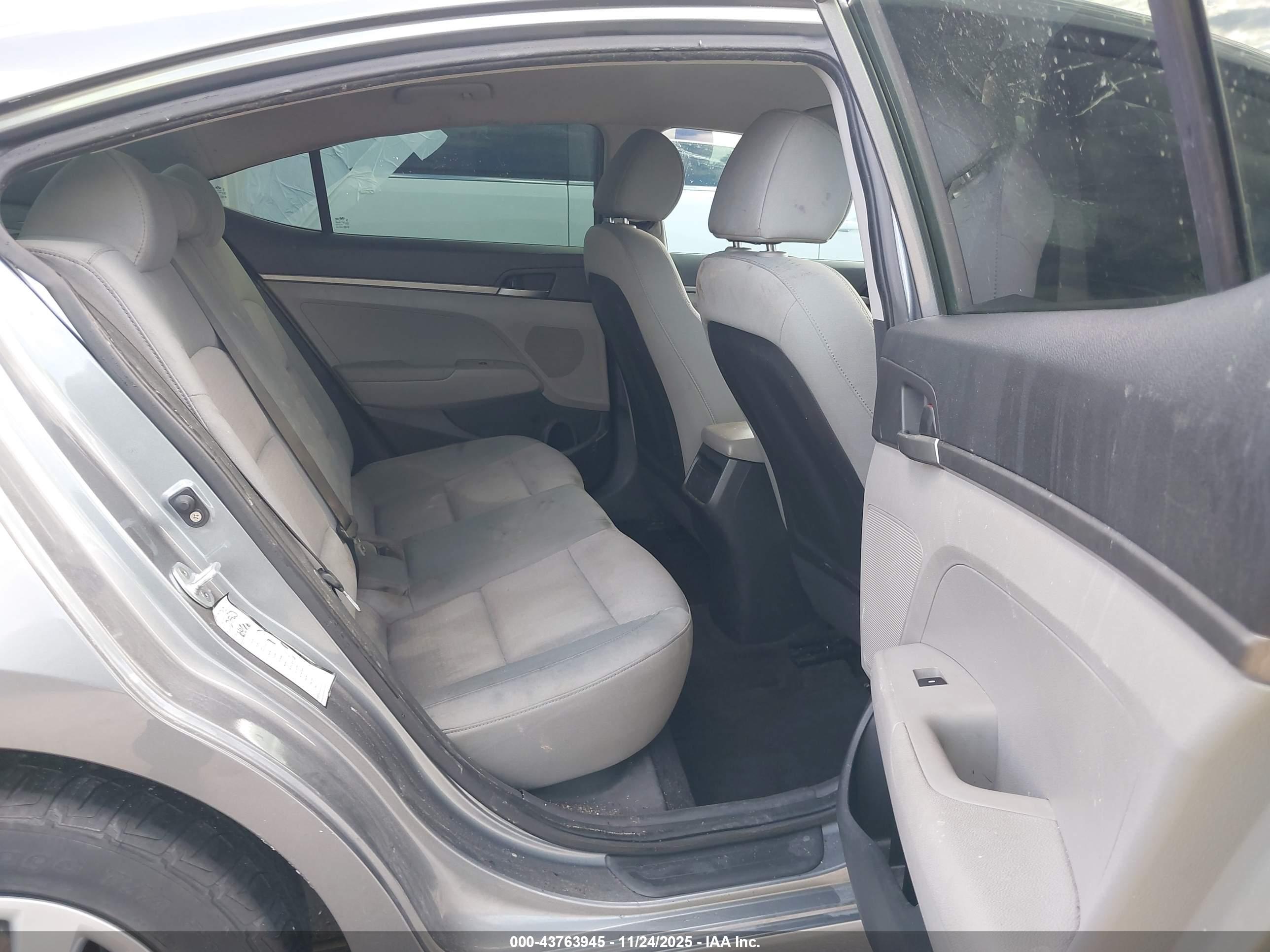 HYUNDAI ELANTRA image 8