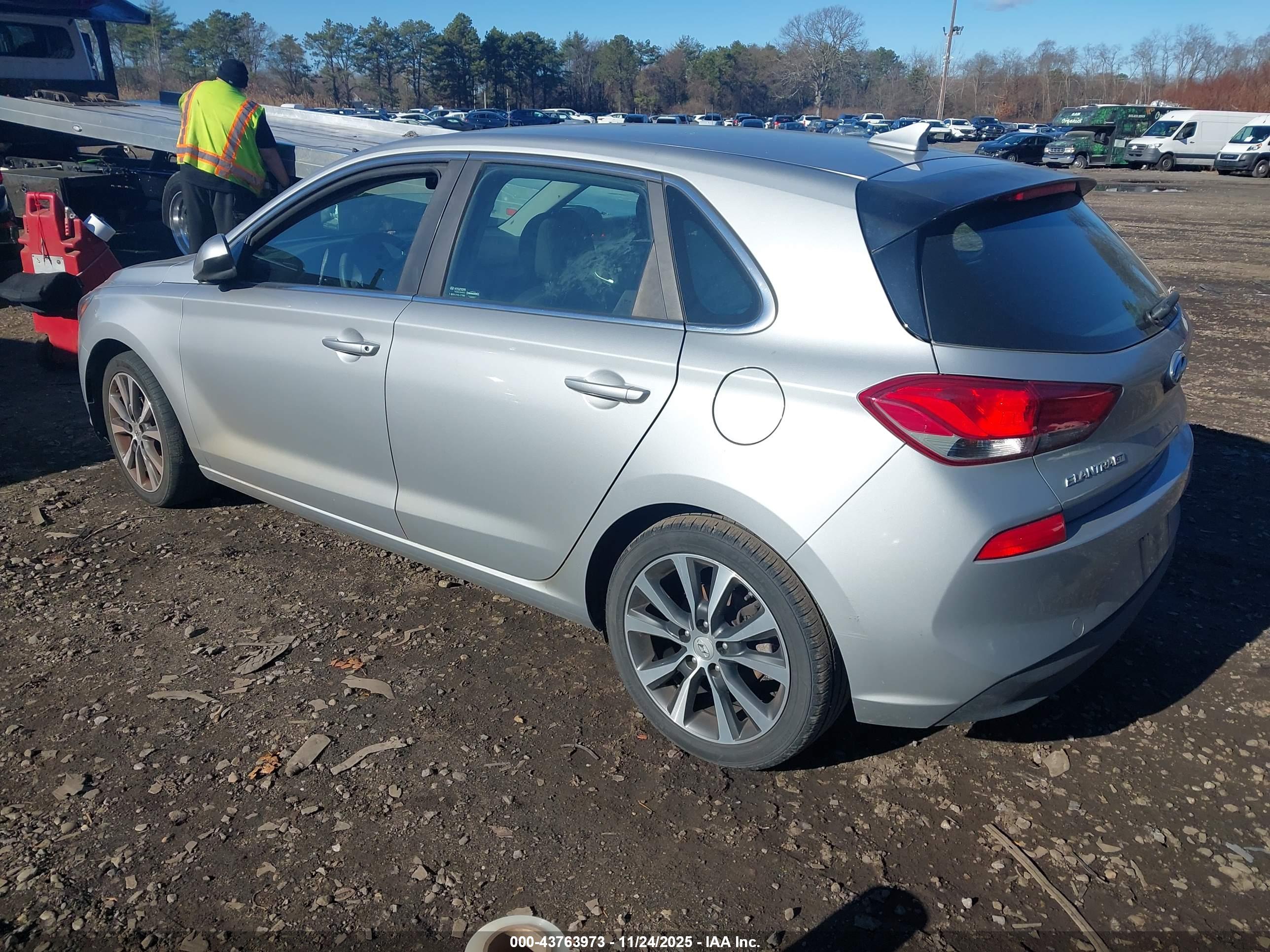 HYUNDAI ELANTRA image 3
