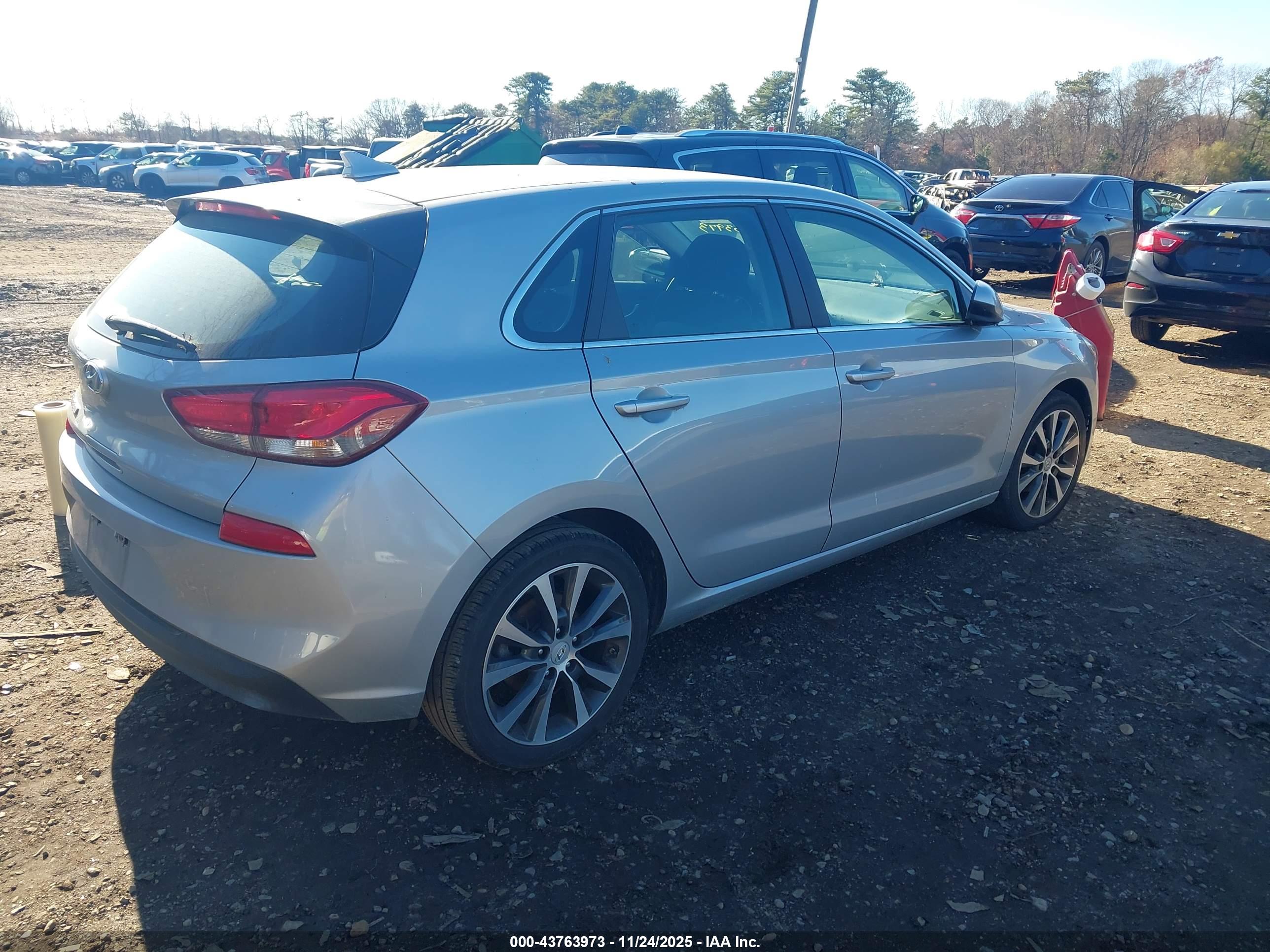 HYUNDAI ELANTRA image 4