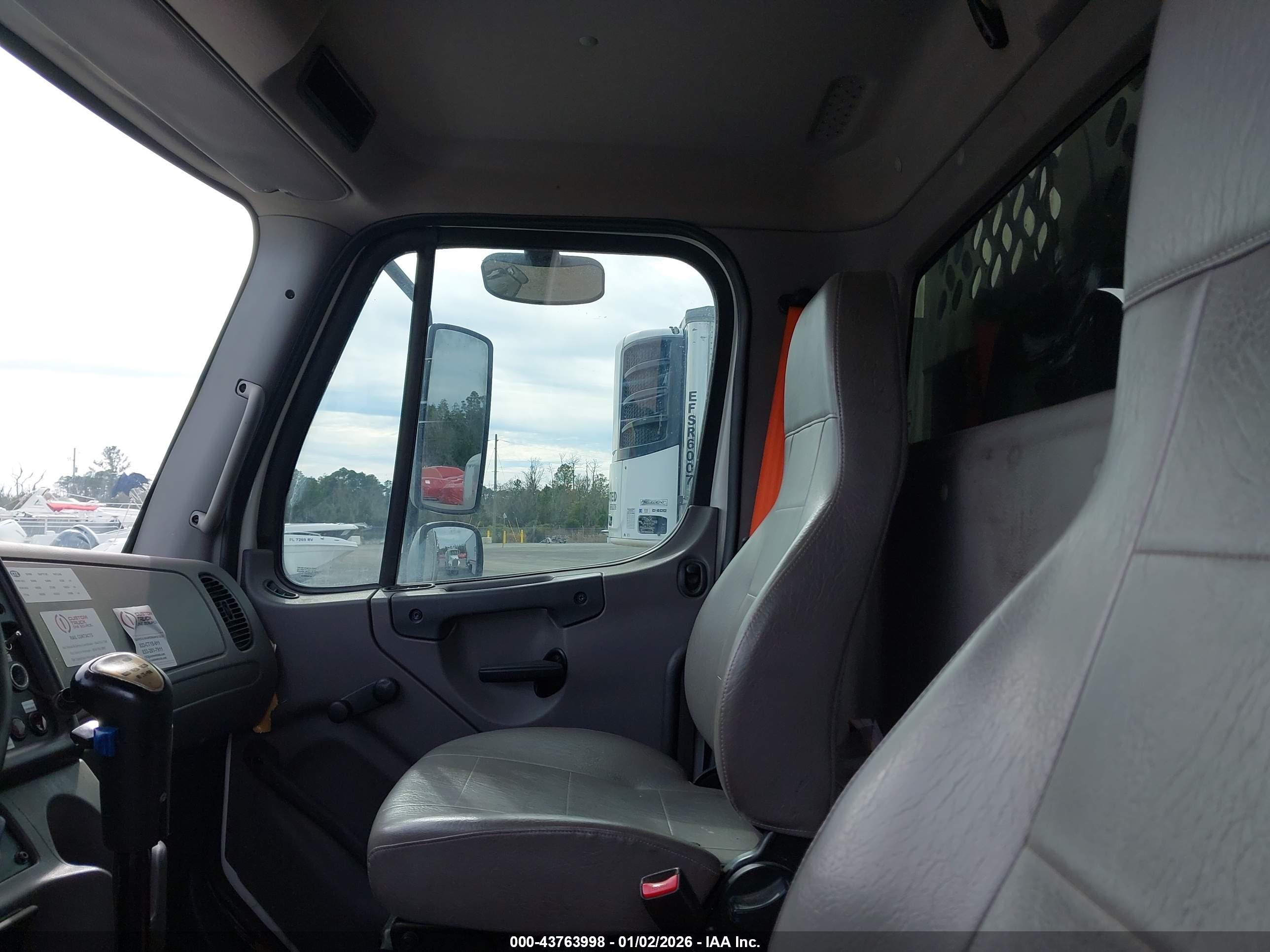 FREIGHTLINER 114SD image 8
