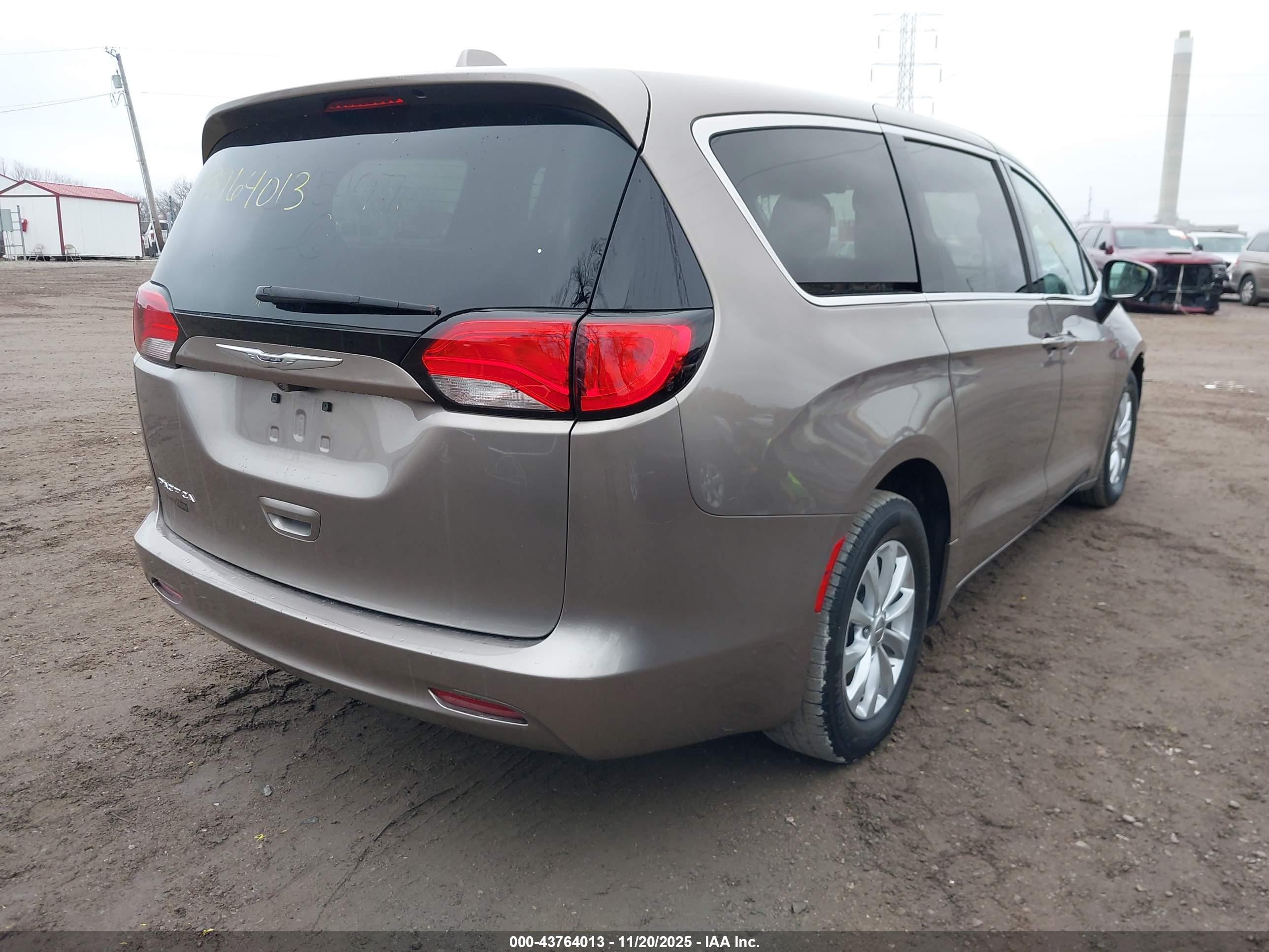 CHRYSLER PACIFICA image 4