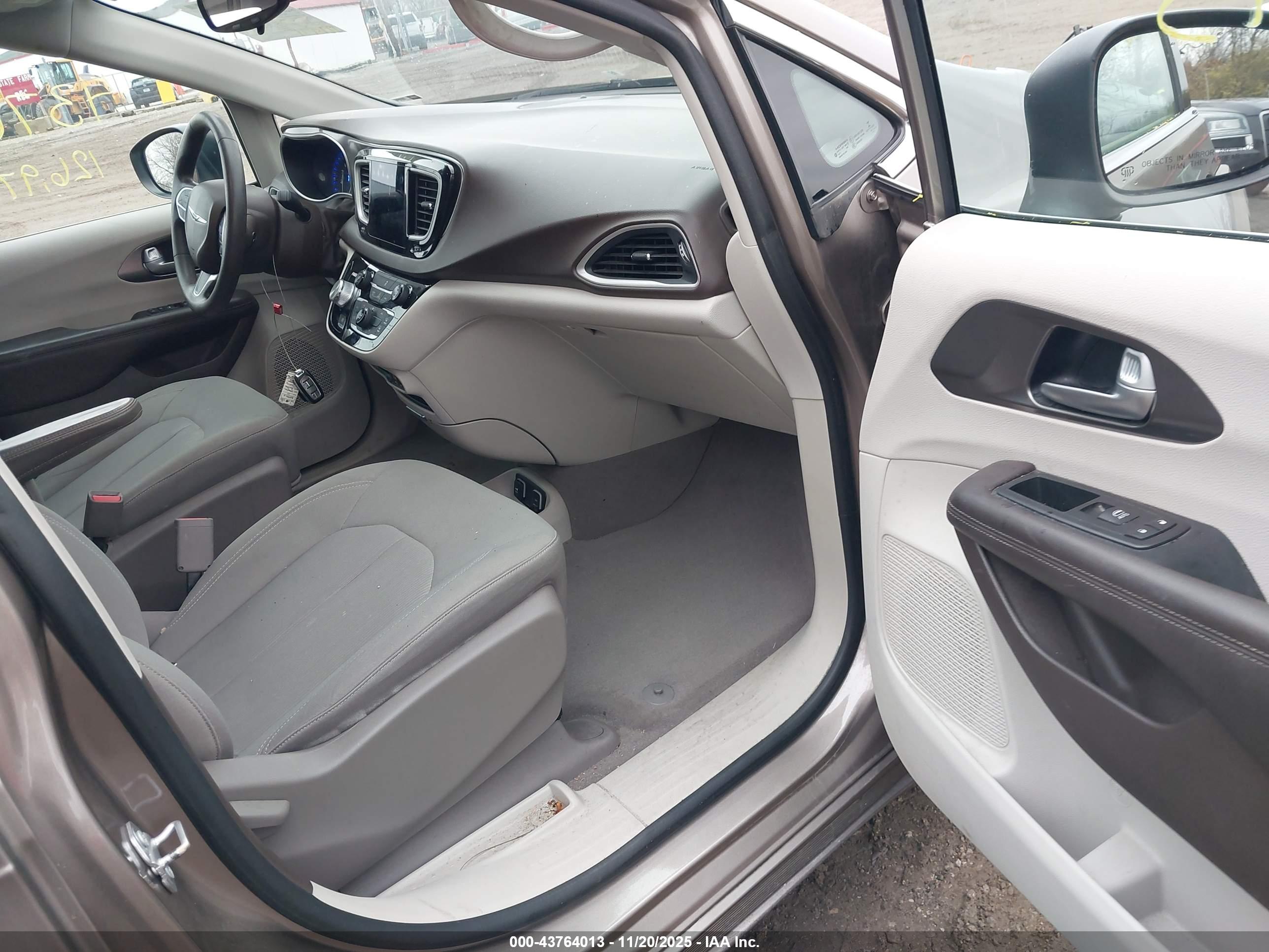CHRYSLER PACIFICA image 5