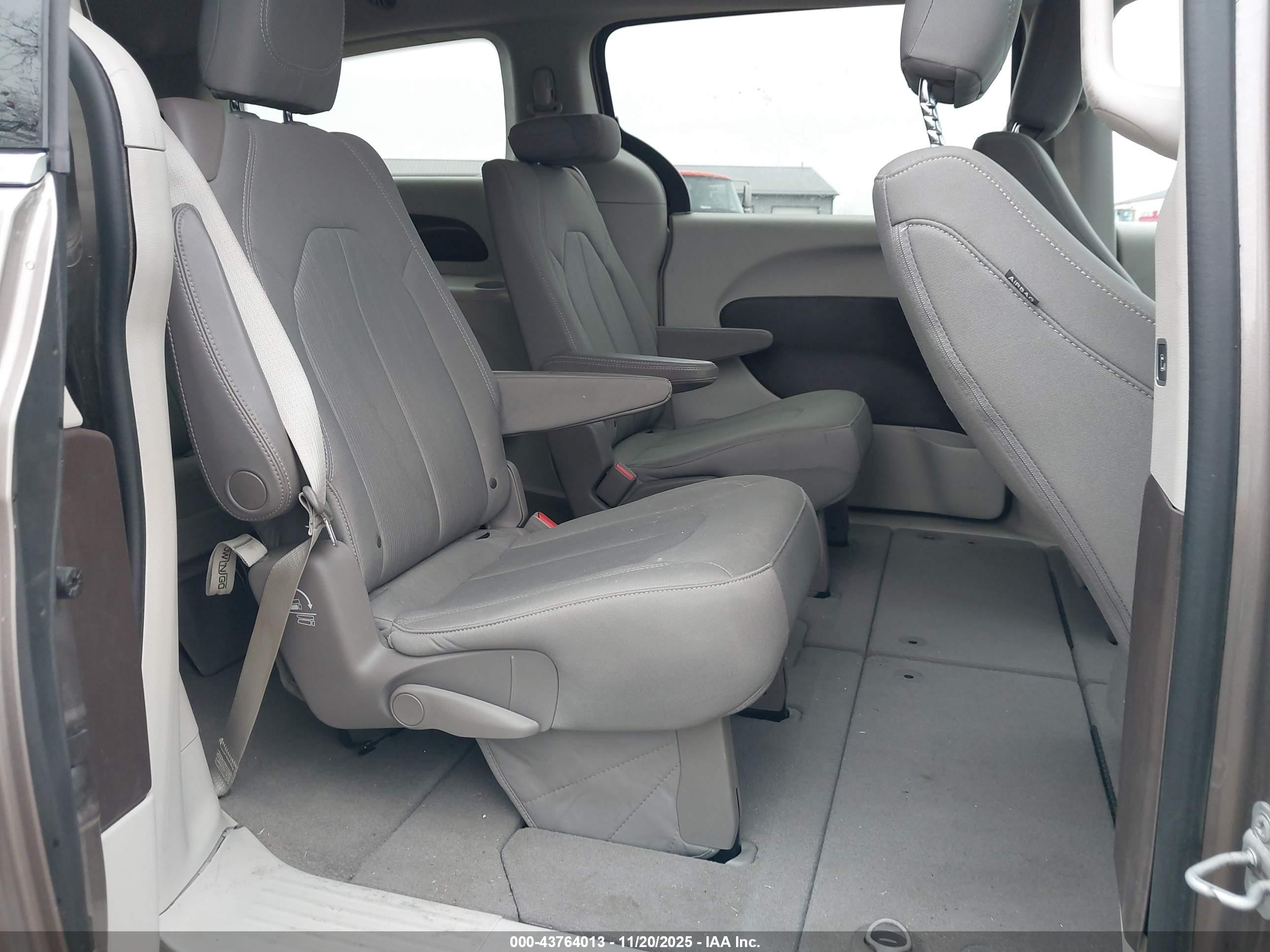 CHRYSLER PACIFICA image 8