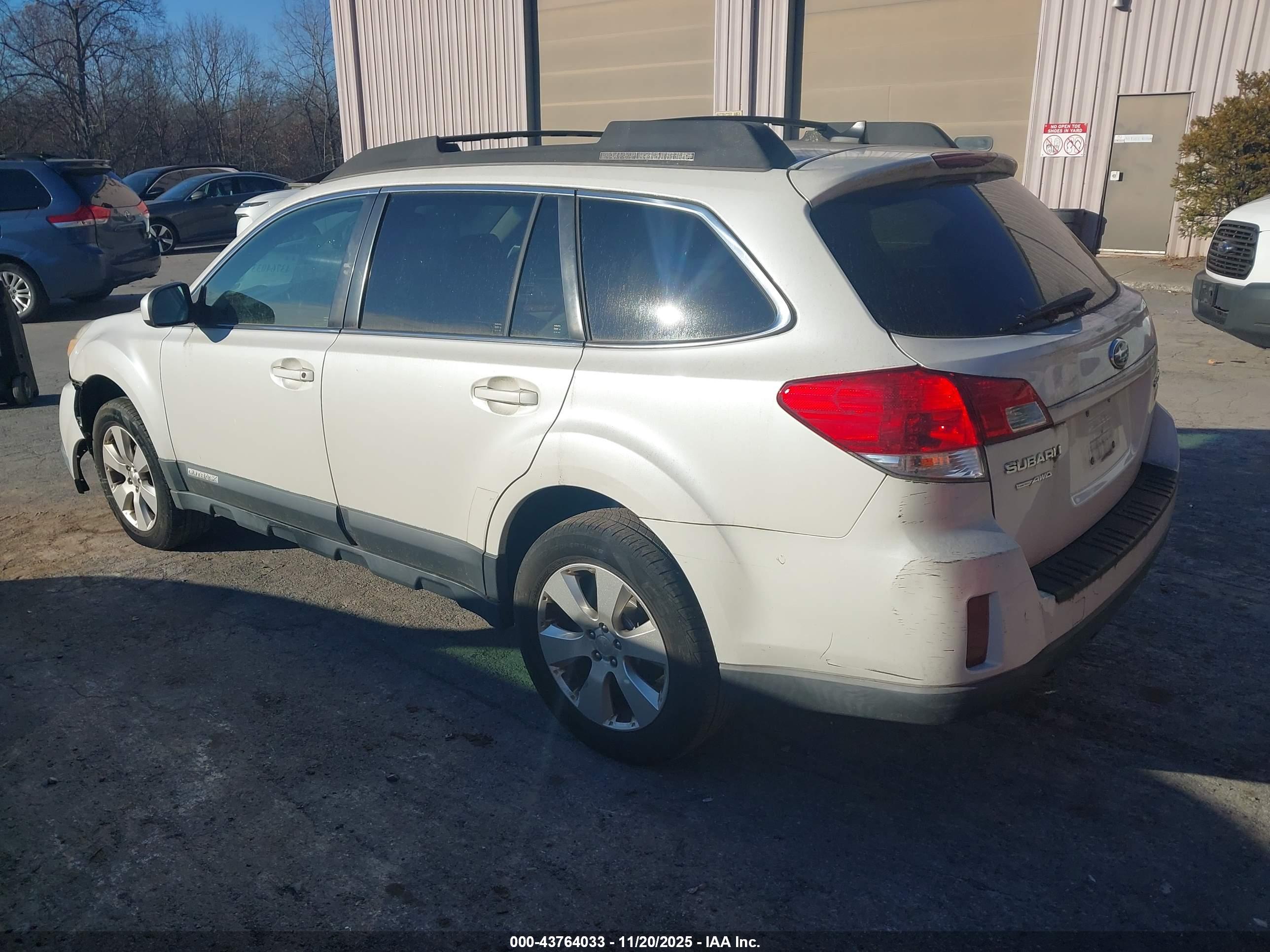 SUBARU OUTBACK image 3