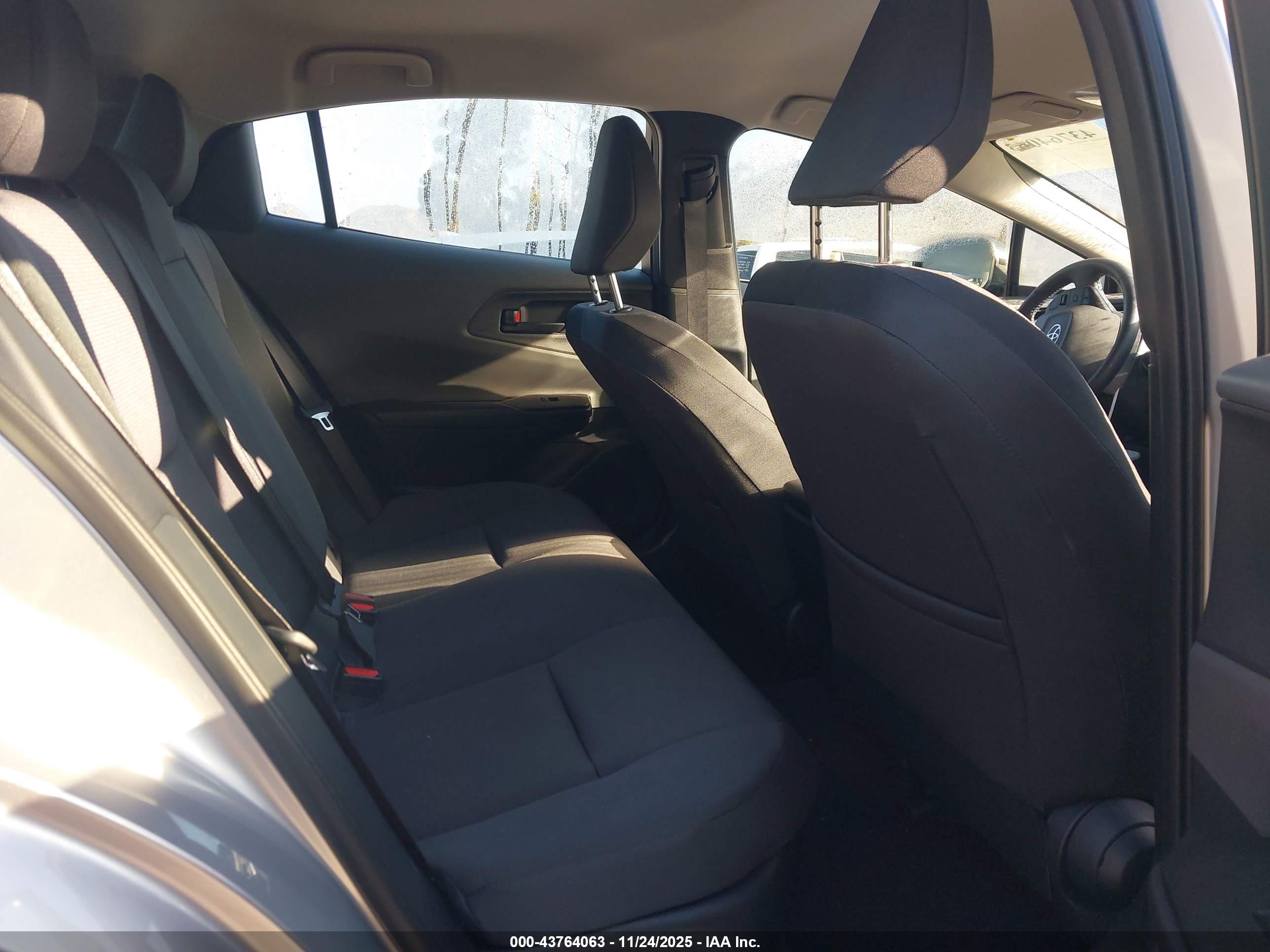 TOYOTA PRIUS image 8