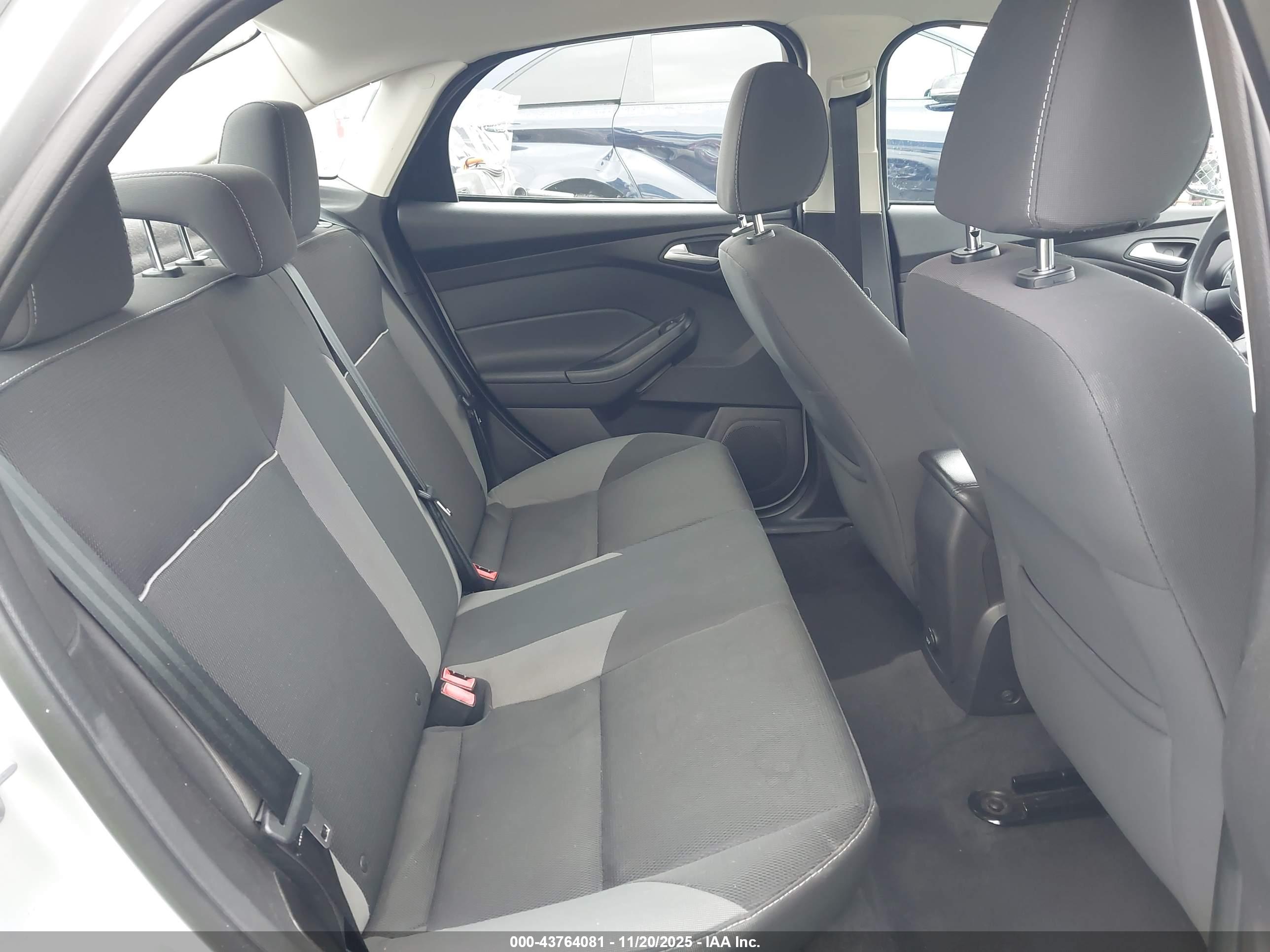 FORD FOCUS image 8