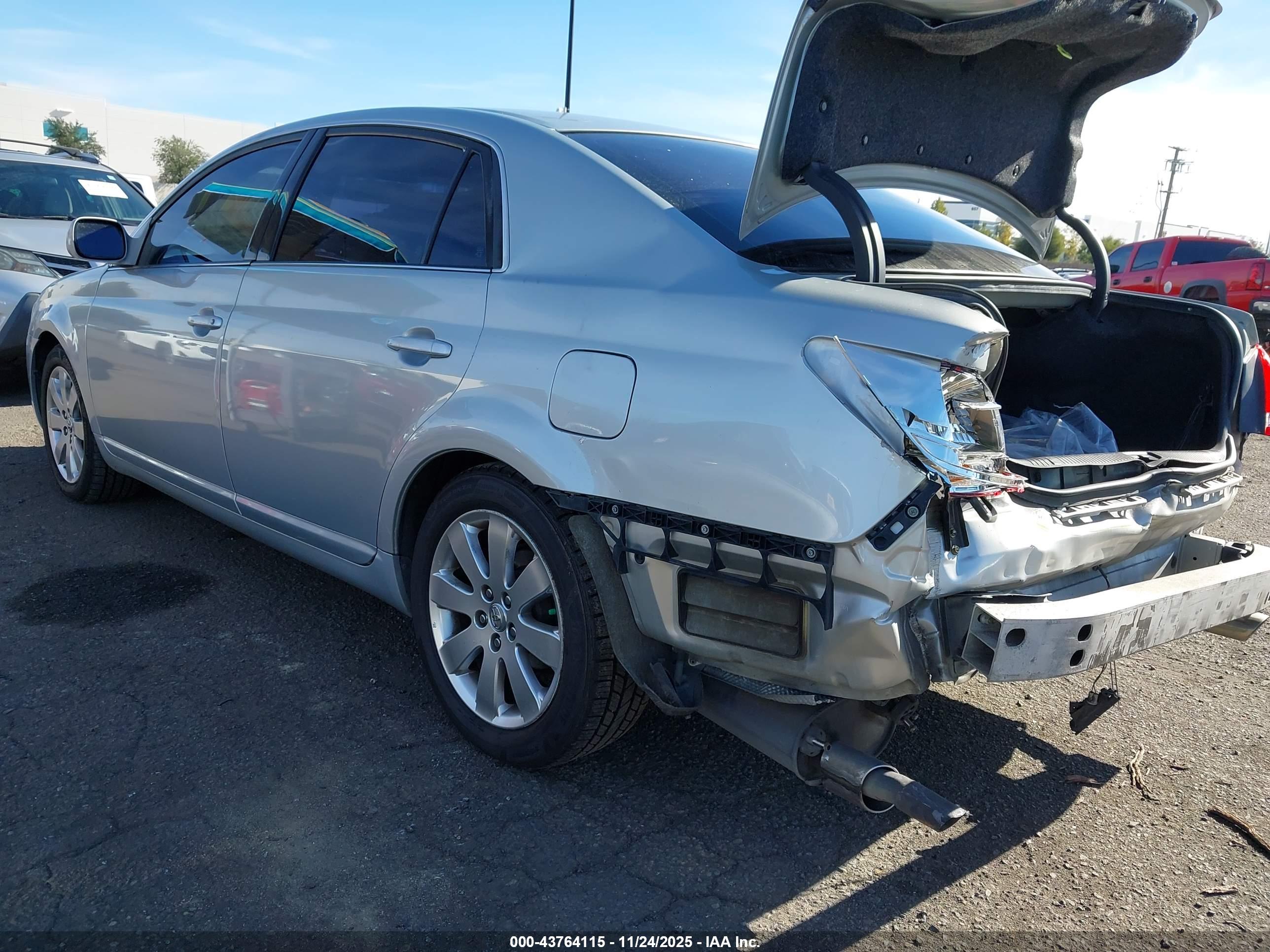TOYOTA AVALON image 3