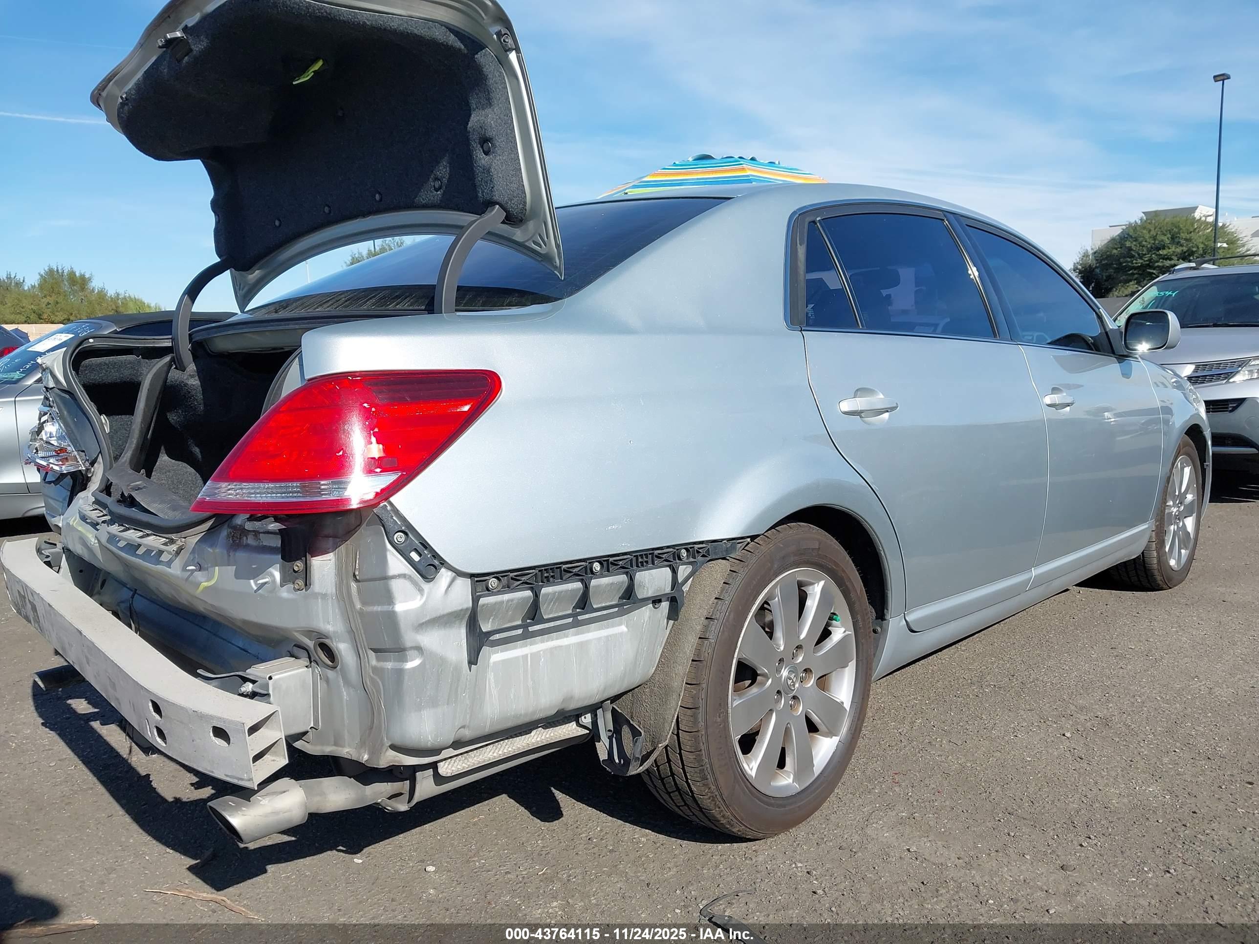 TOYOTA AVALON image 4