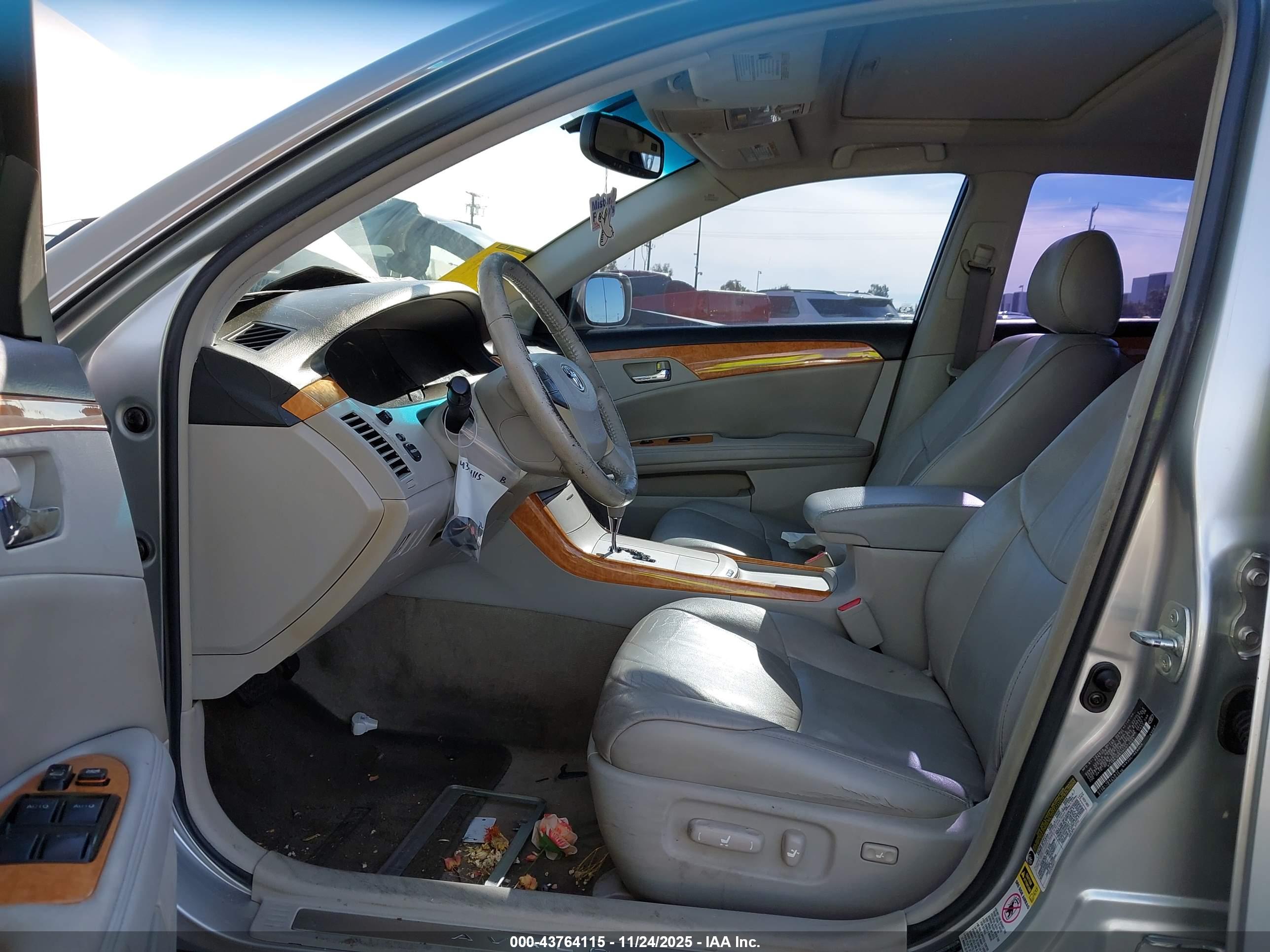 TOYOTA AVALON image 5