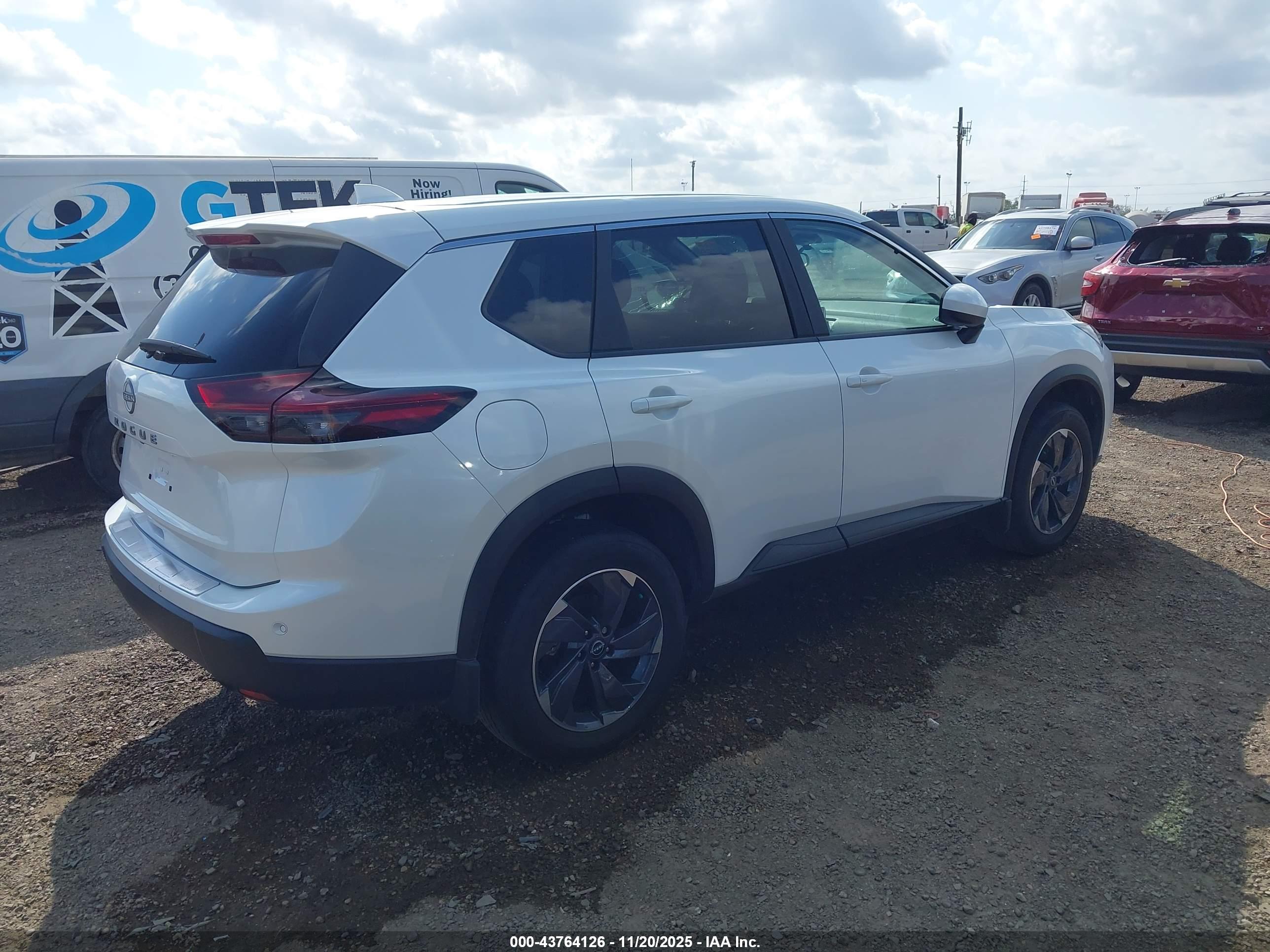 NISSAN ROGUE image 4