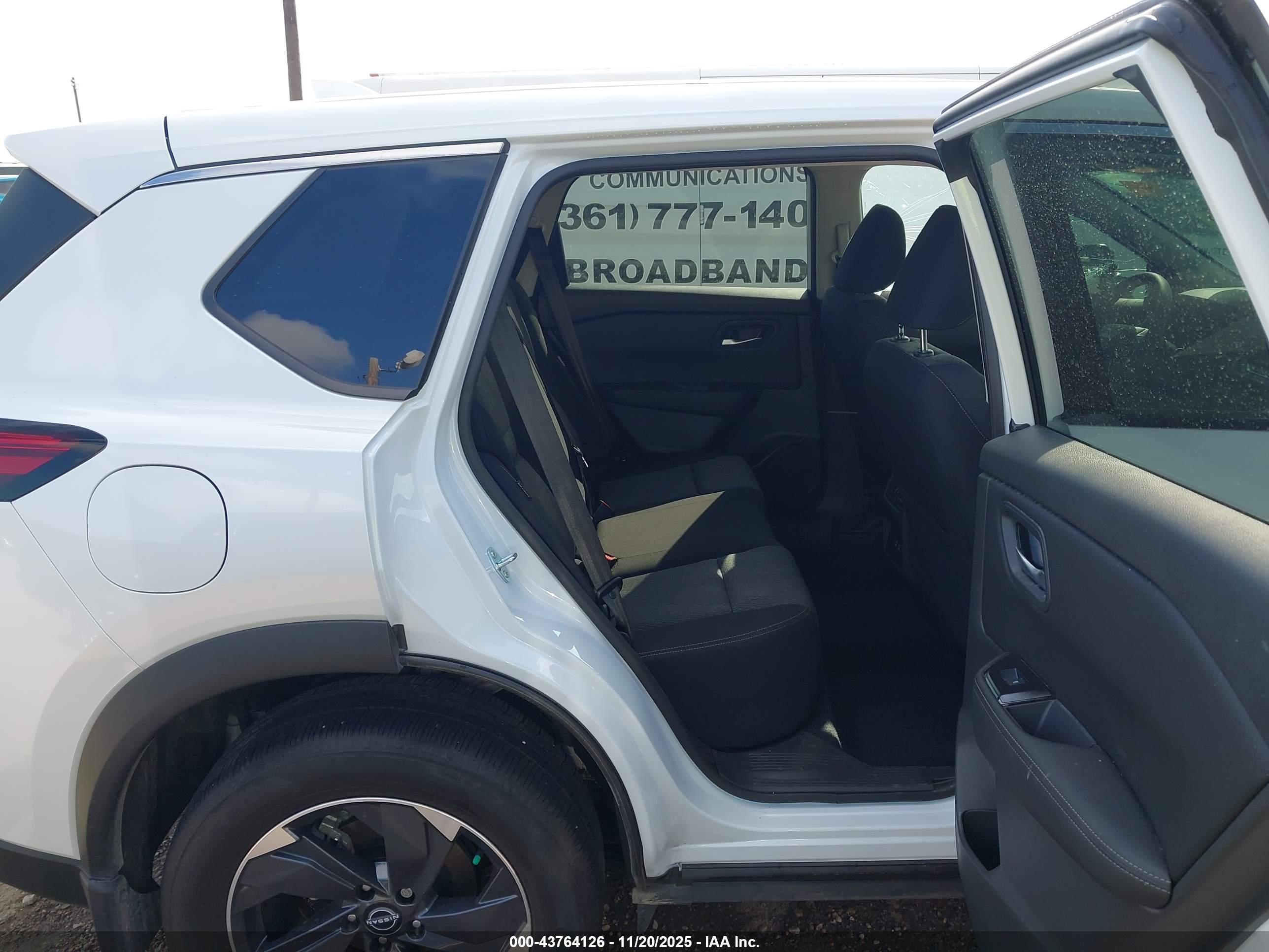 NISSAN ROGUE image 8