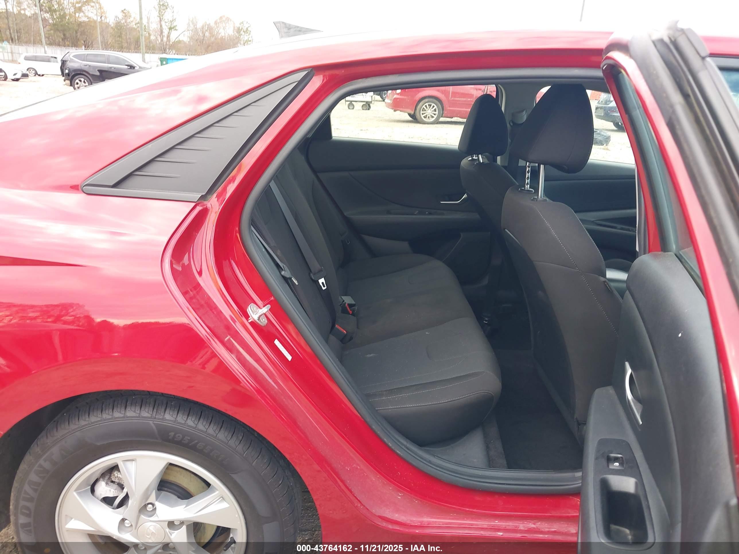 HYUNDAI ELANTRA image 8