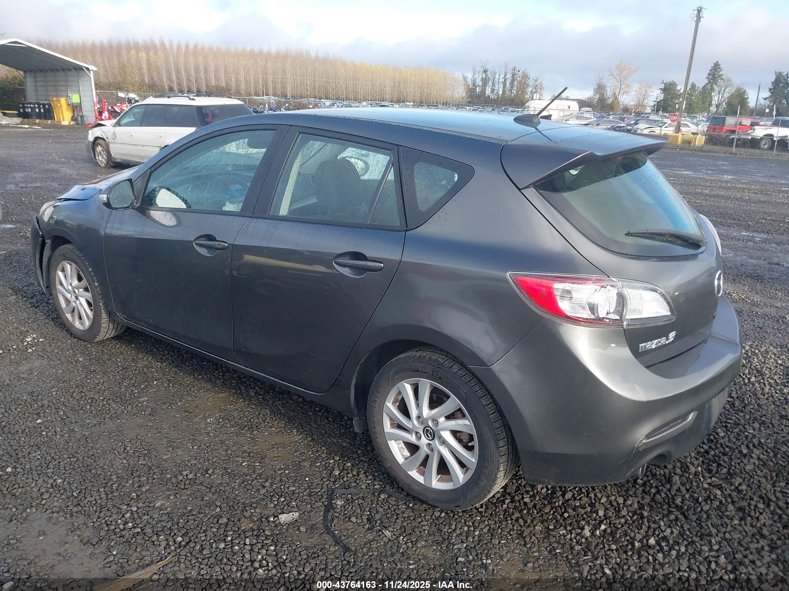MAZDA MAZDA3 image 3