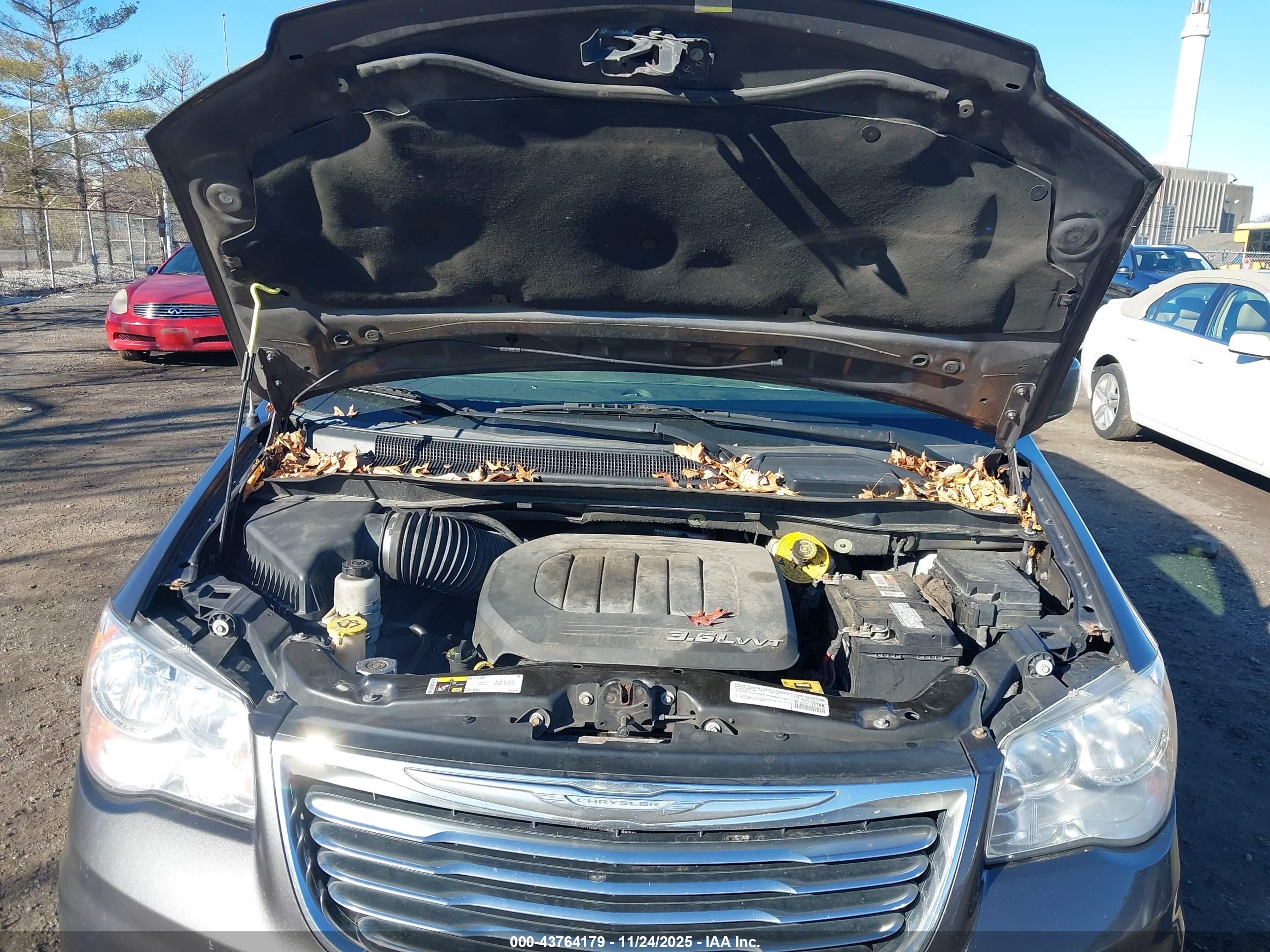 CHRYSLER TOWN image 10