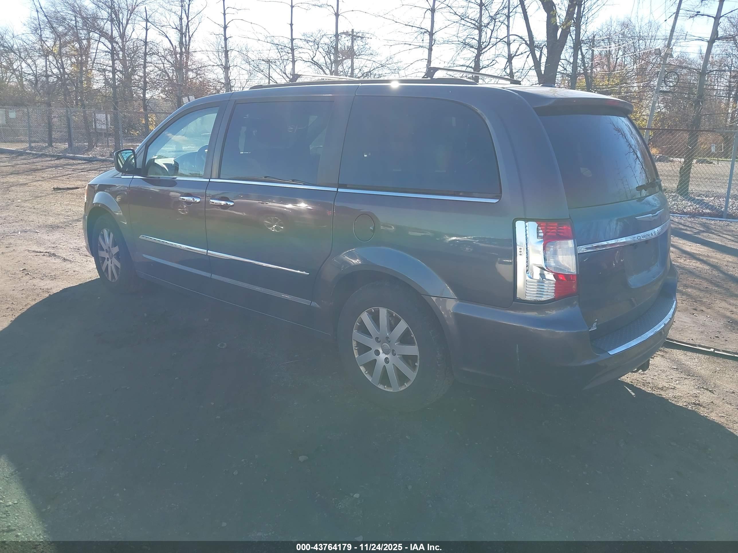 CHRYSLER TOWN image 3