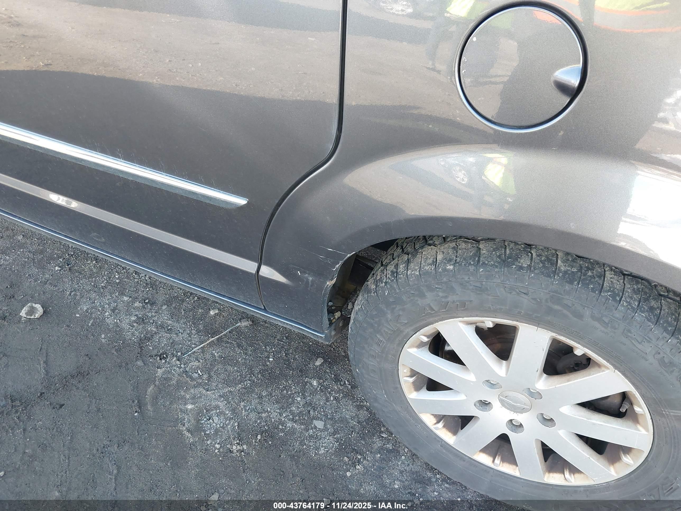 CHRYSLER TOWN image 6