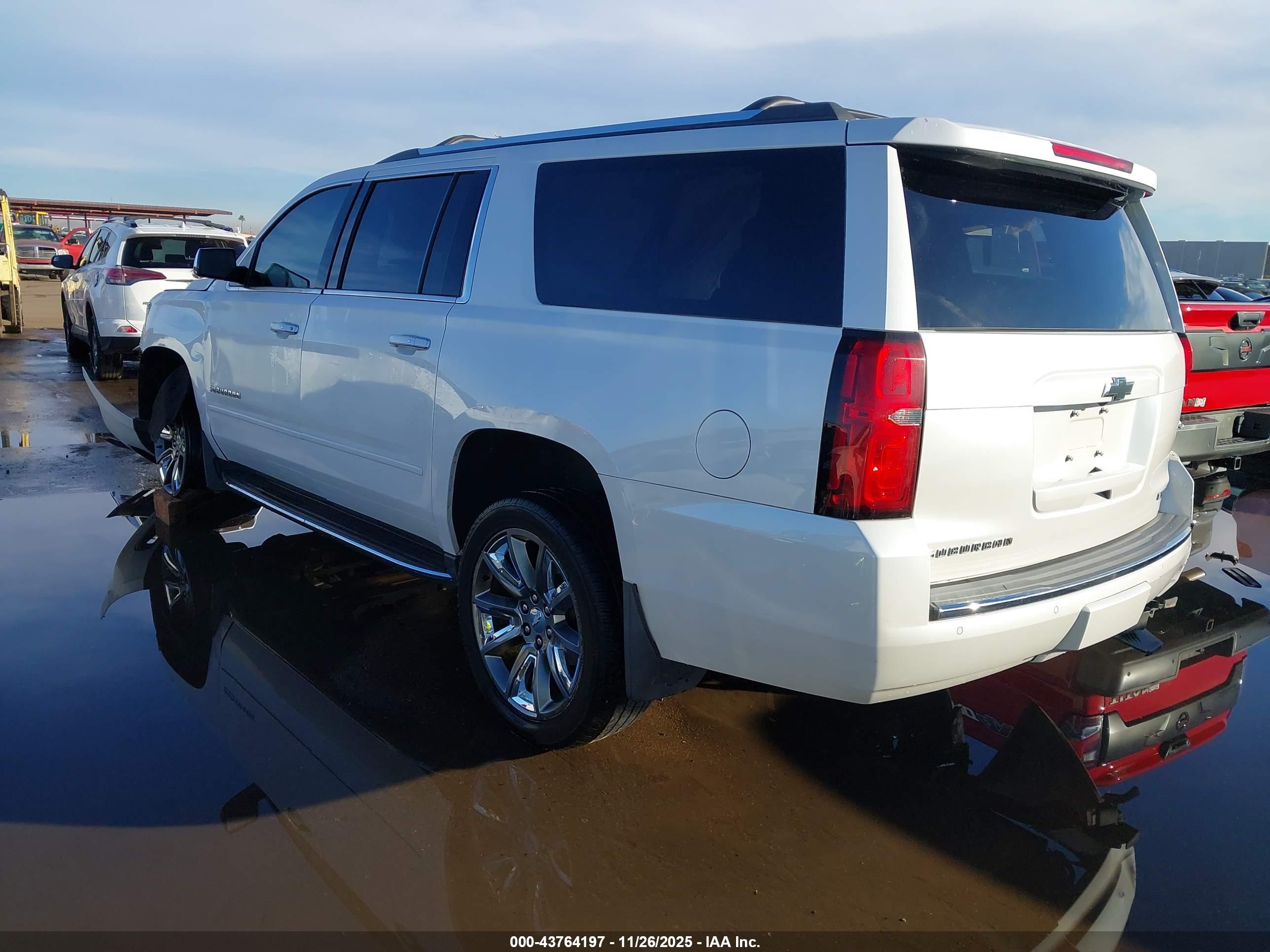 CHEVROLET SUBURBAN image 3