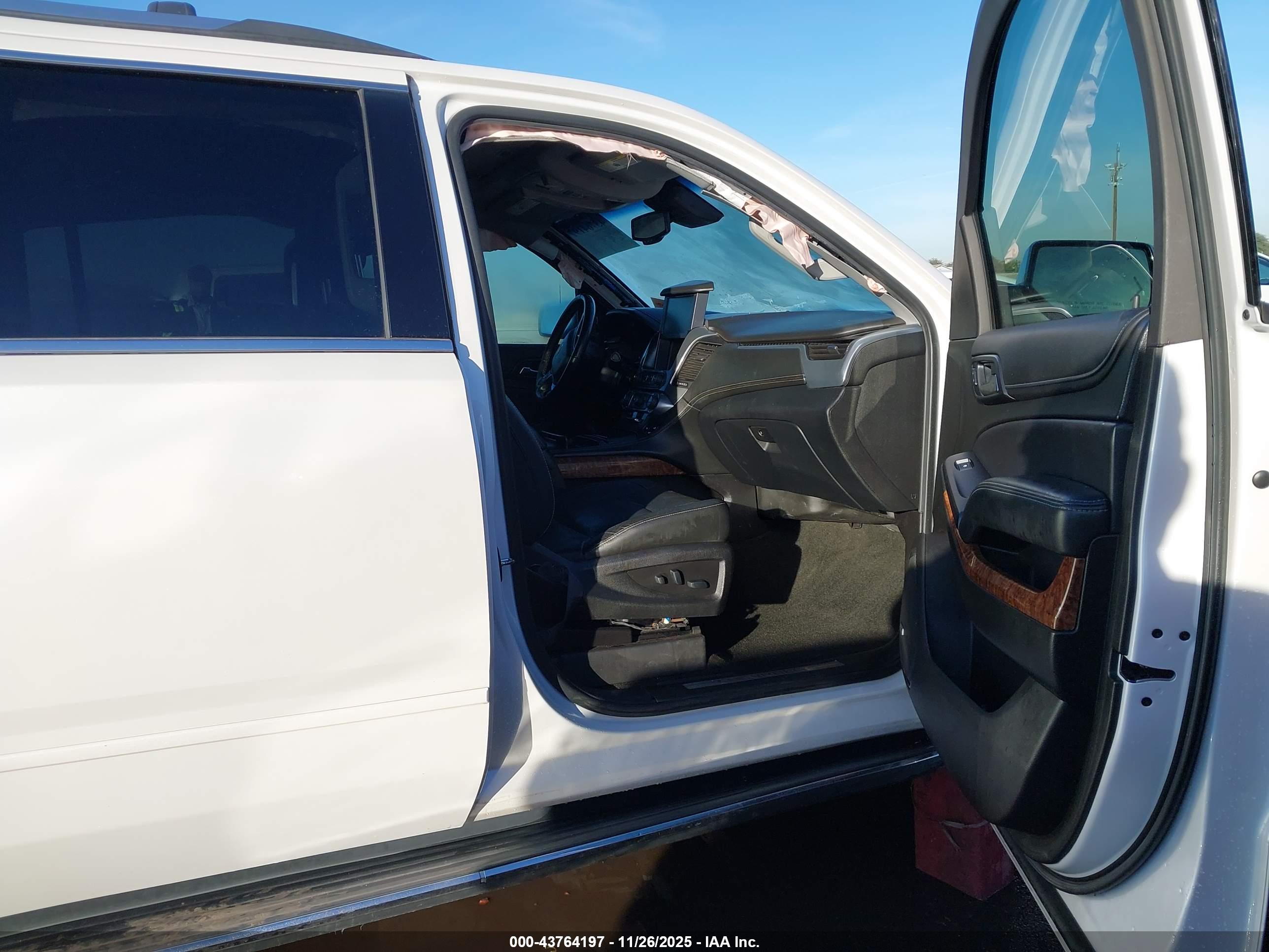 CHEVROLET SUBURBAN image 5