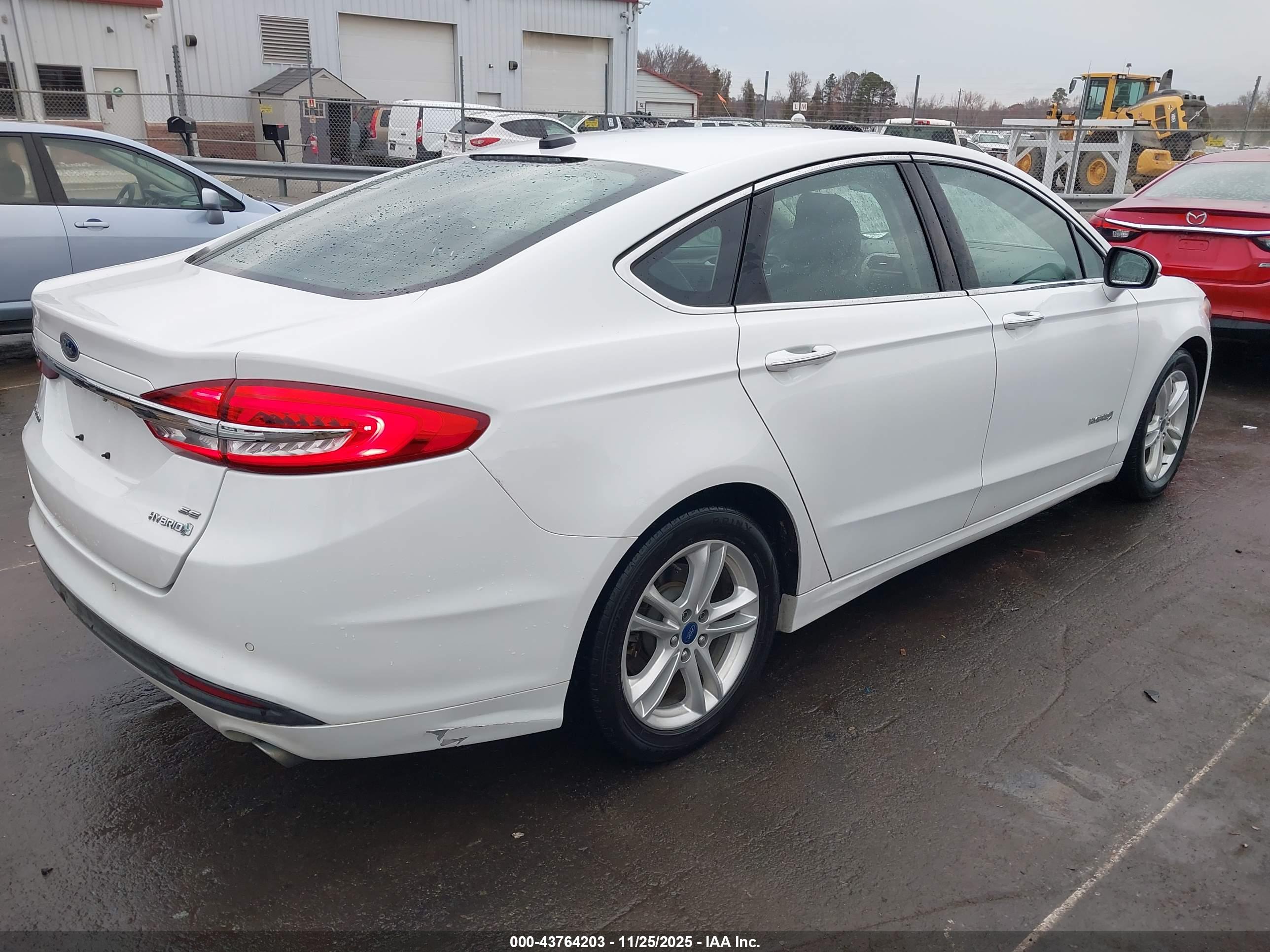 FORD FUSION image 4