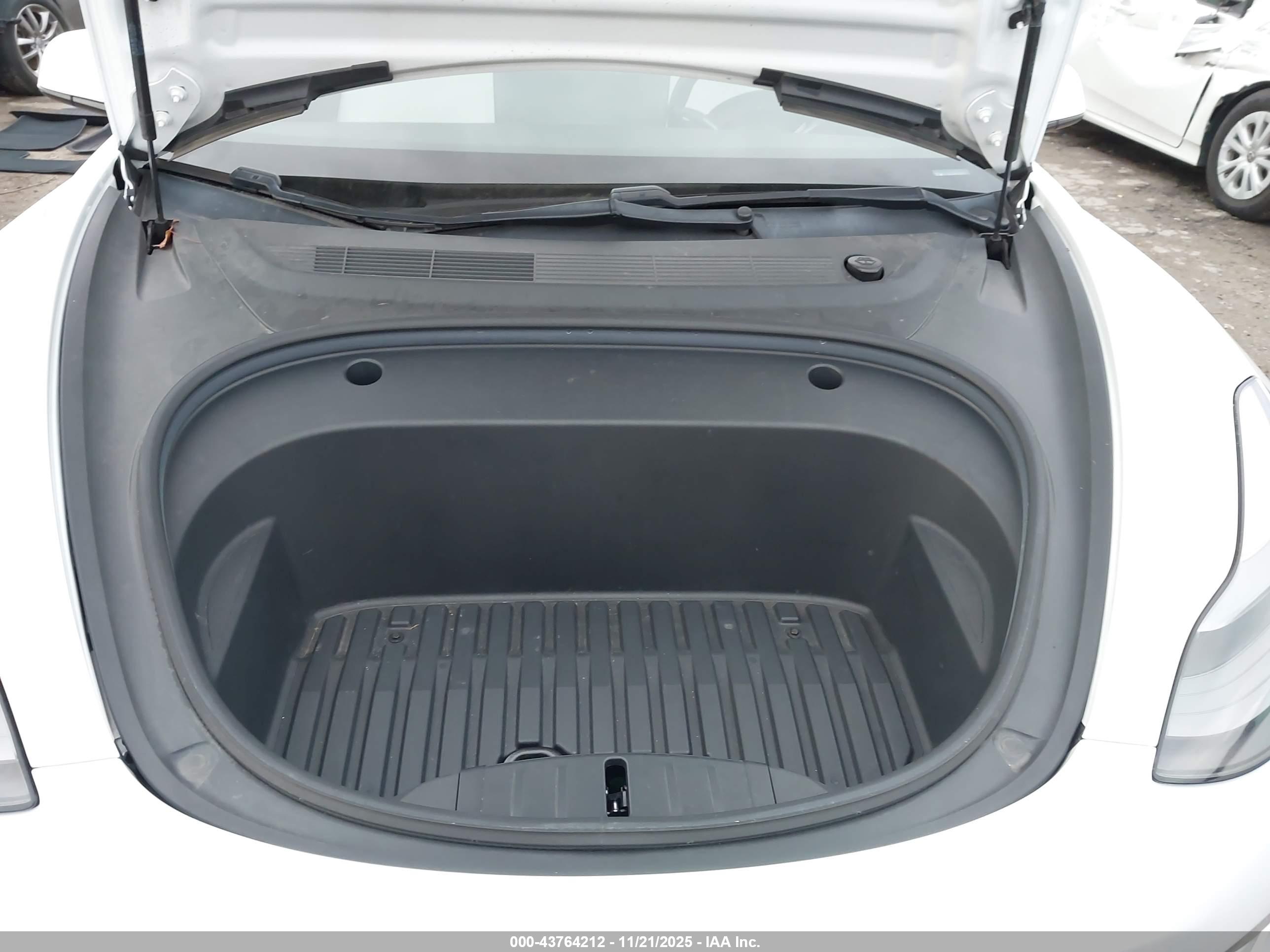 TESLA MODEL image 10