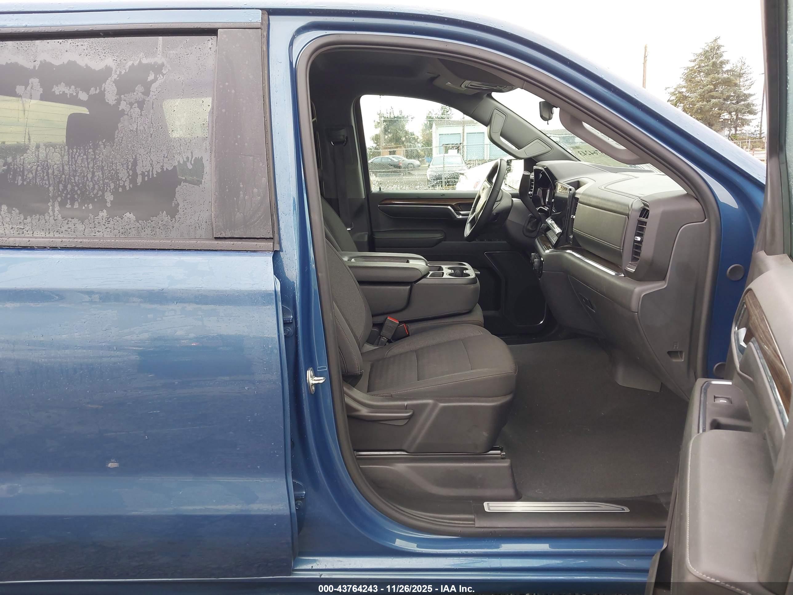 CHEVROLET SILVERADO image 5