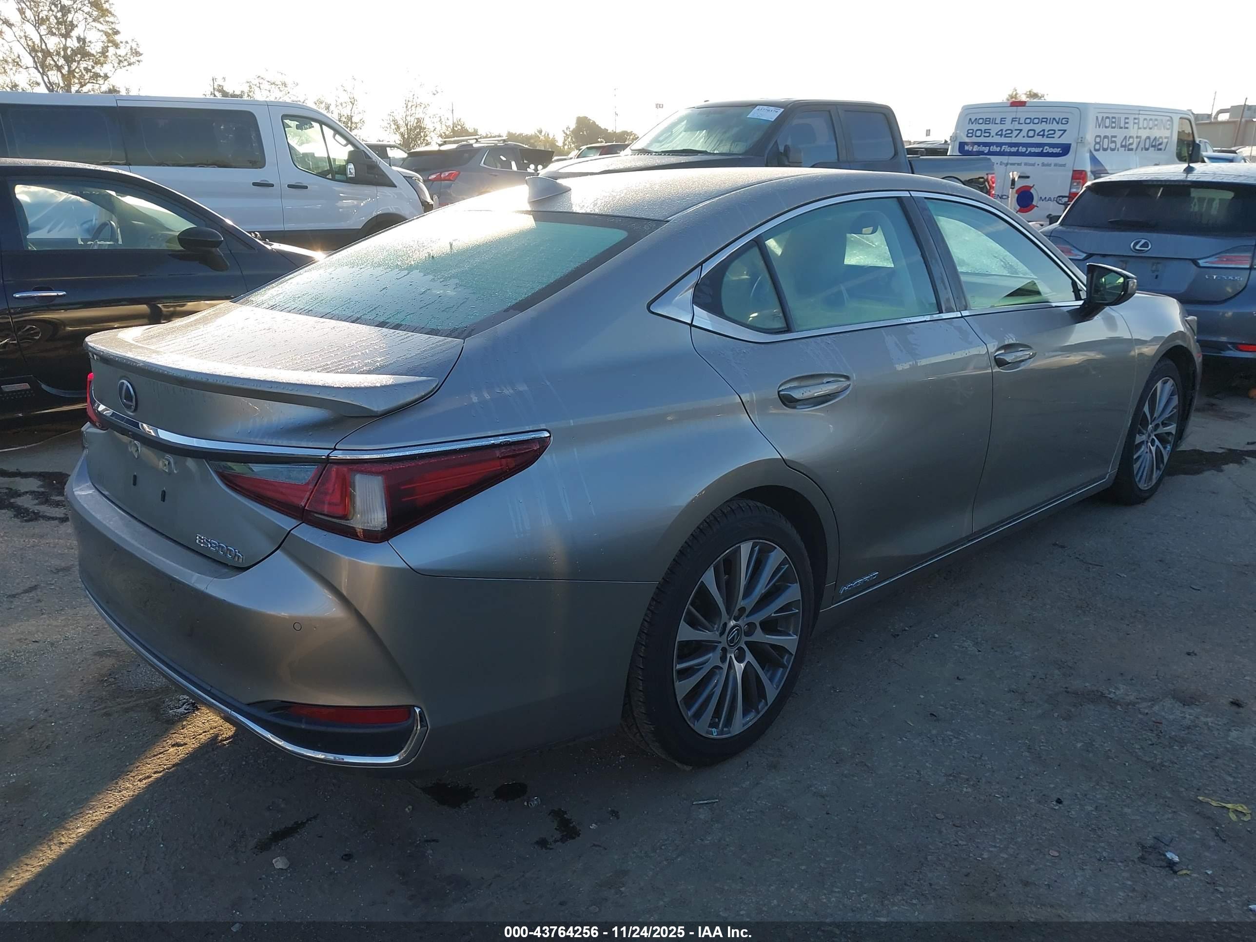 LEXUS ES image 4