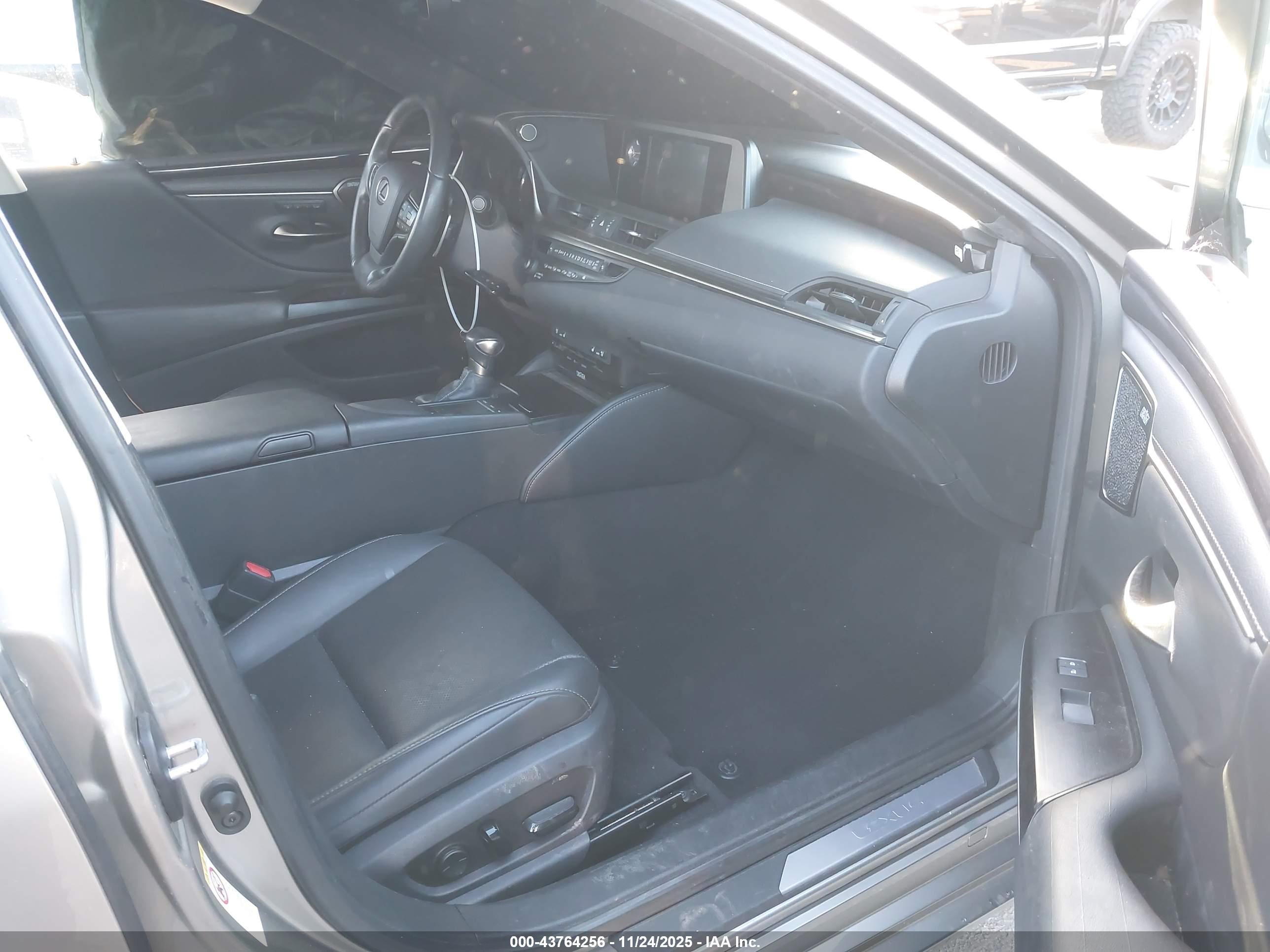 LEXUS ES image 5
