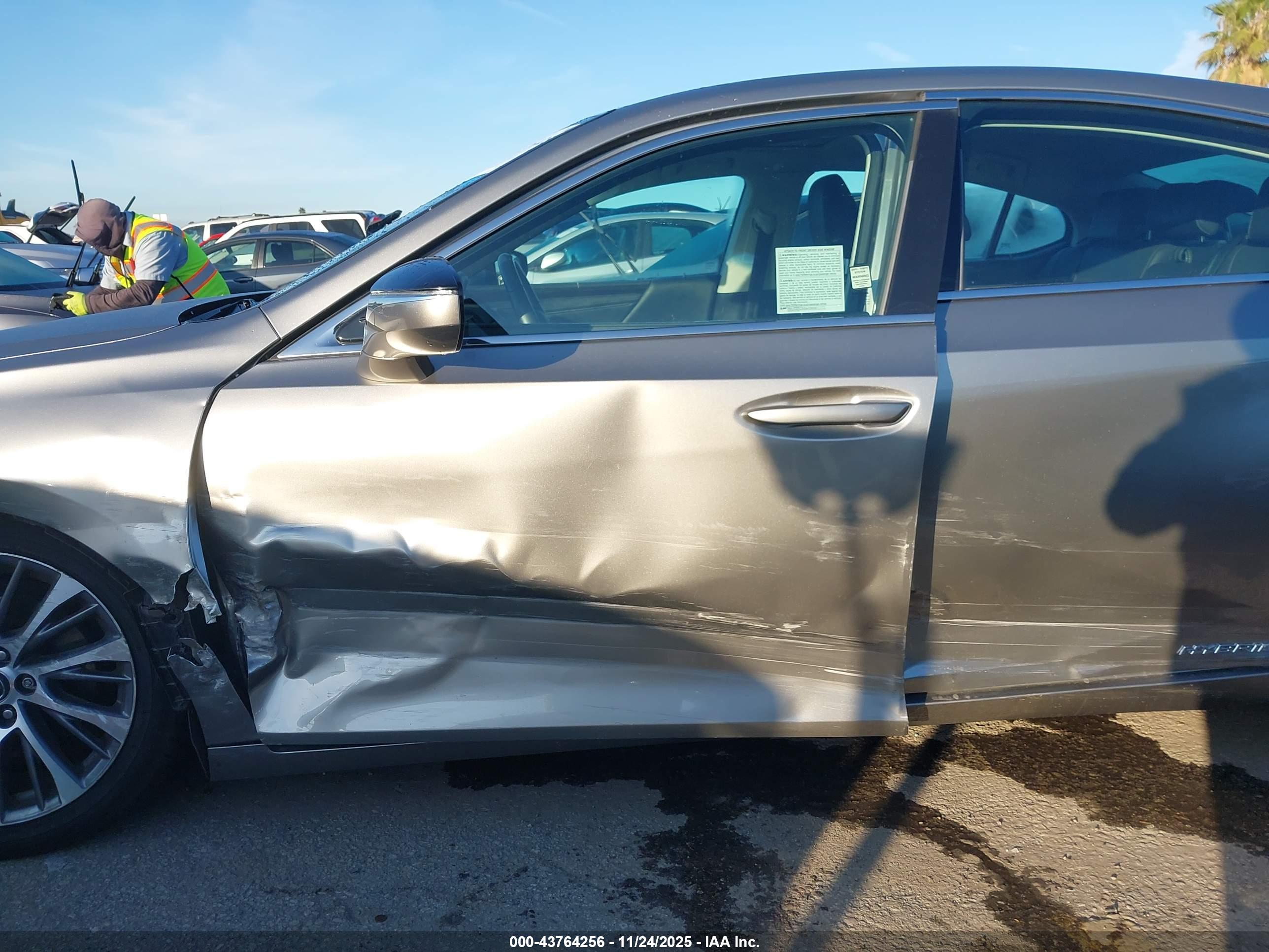 LEXUS ES image 6