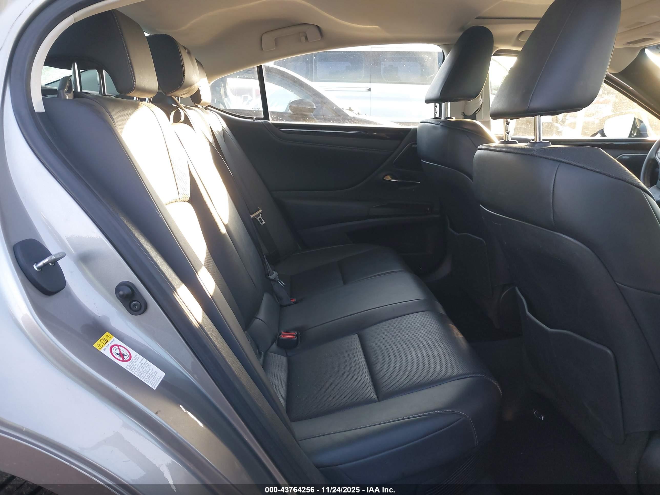 LEXUS ES image 8