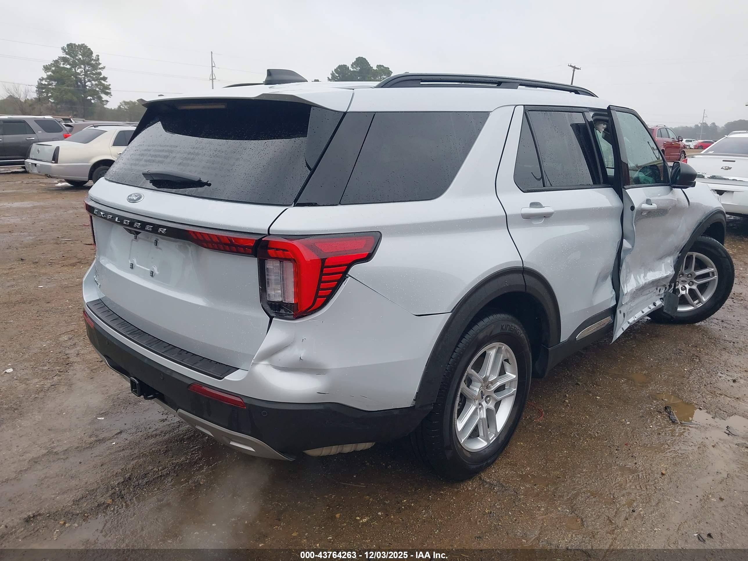 FORD EXPLORER image 4