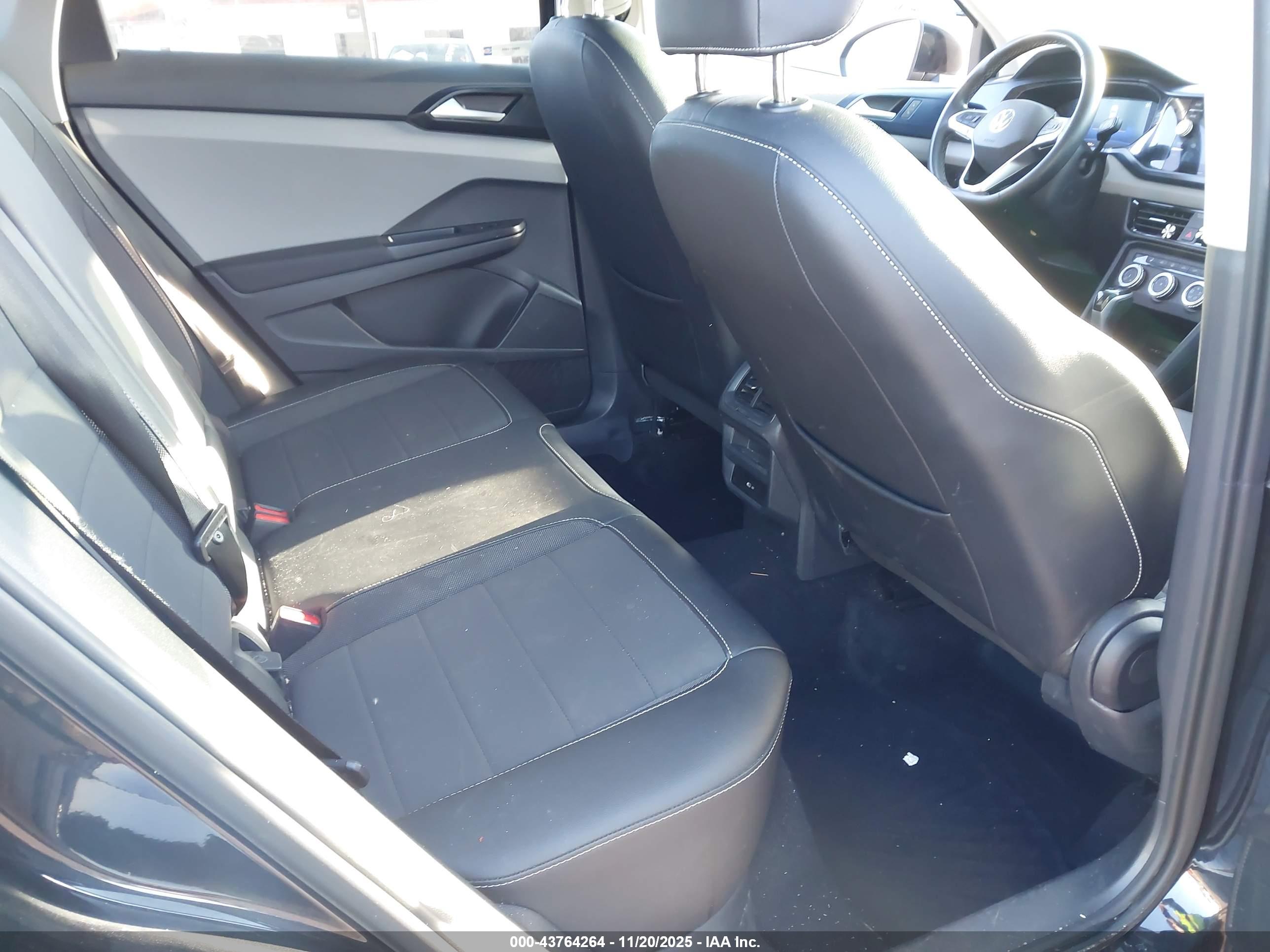 VOLKSWAGEN TAOS image 8