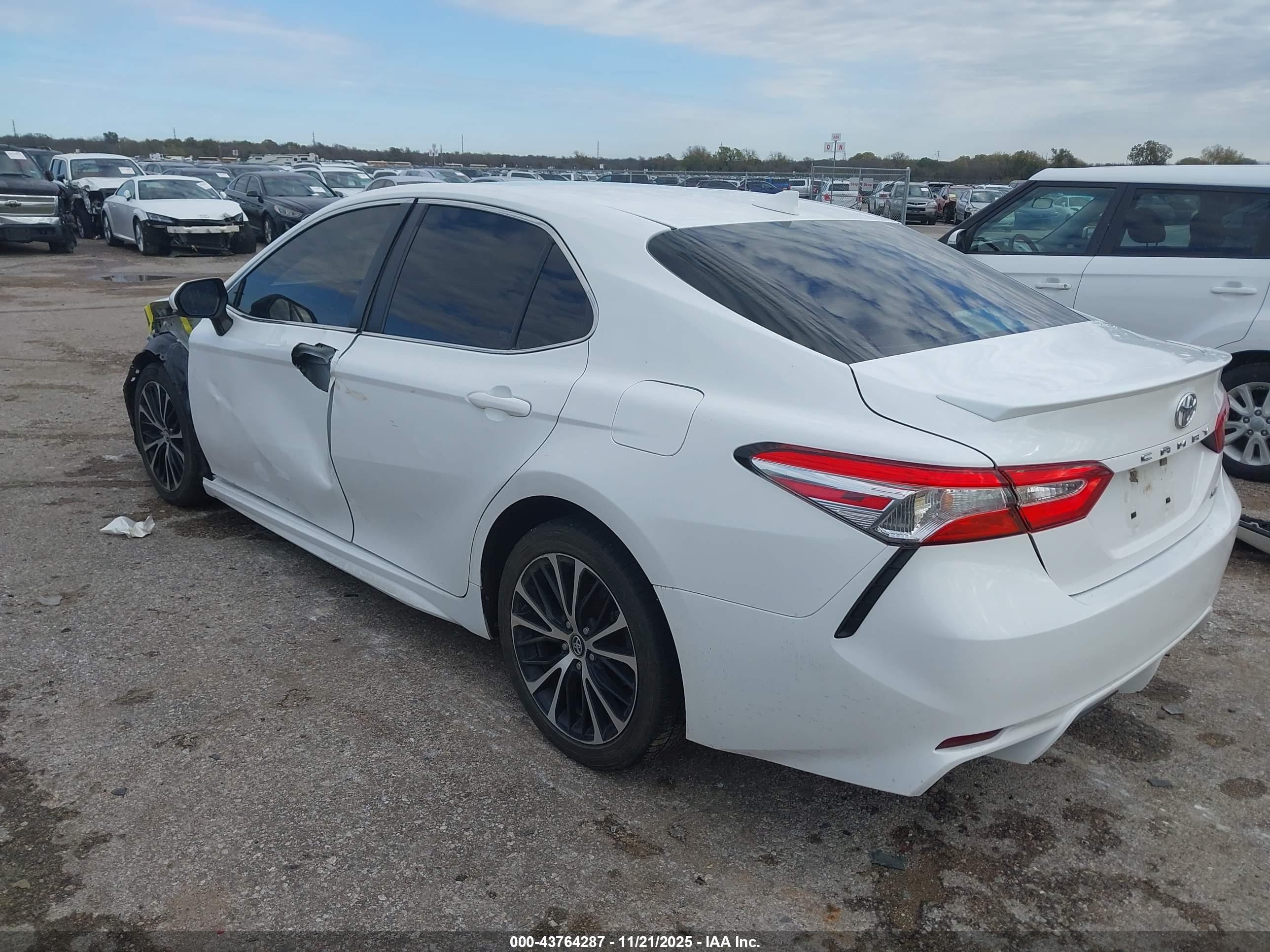 TOYOTA CAMRY image 3