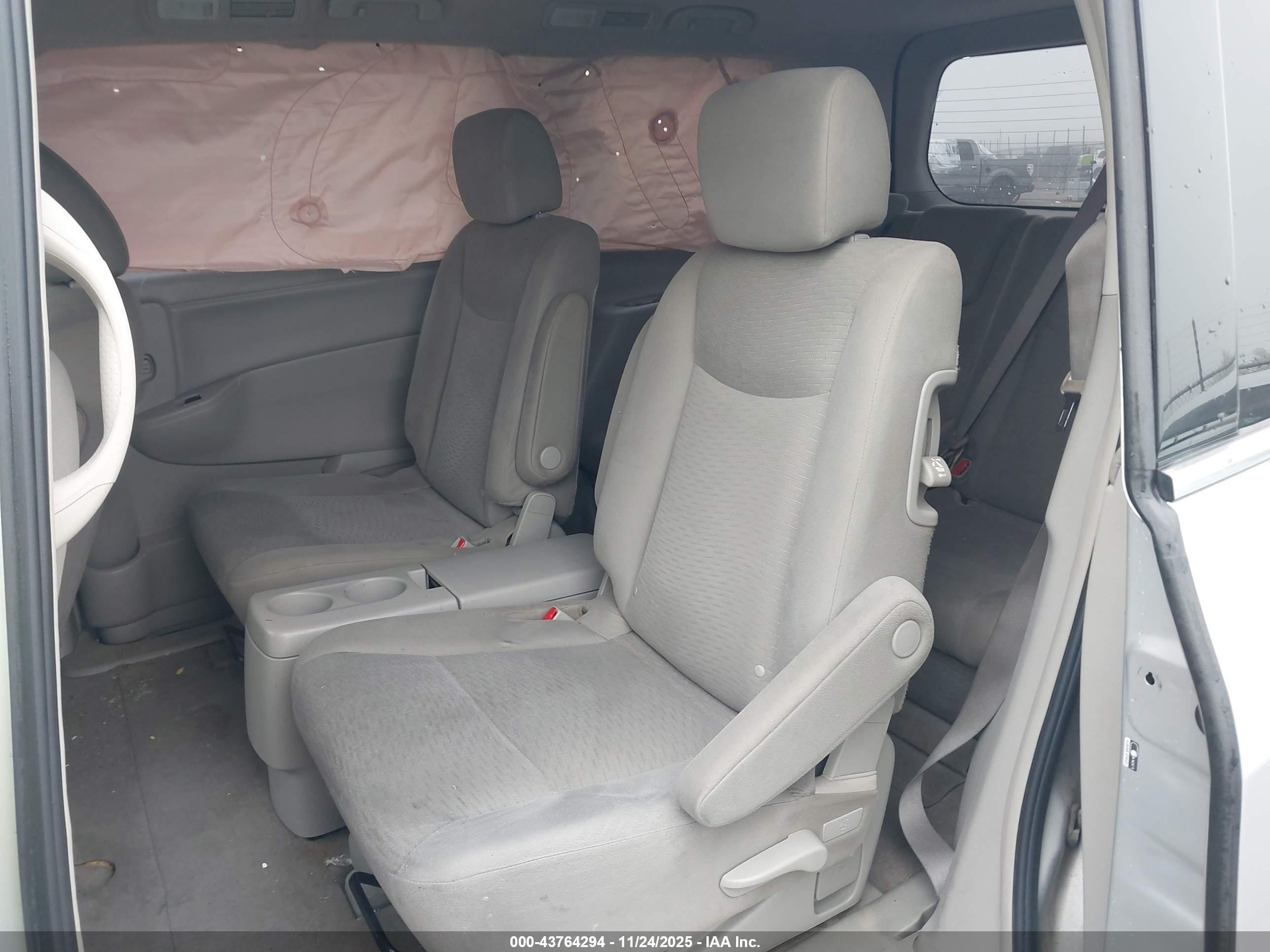 NISSAN QUEST image 8